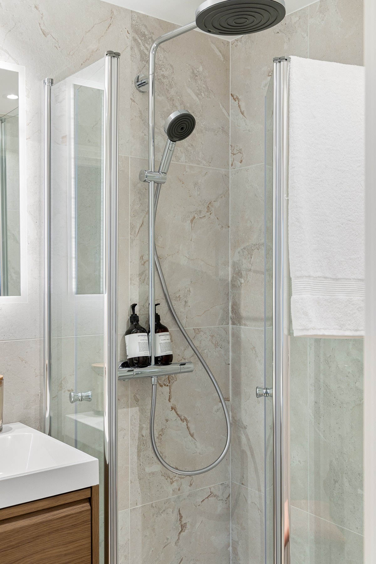 Det er opplegg for vaskemaskin på badet. Galleribilde