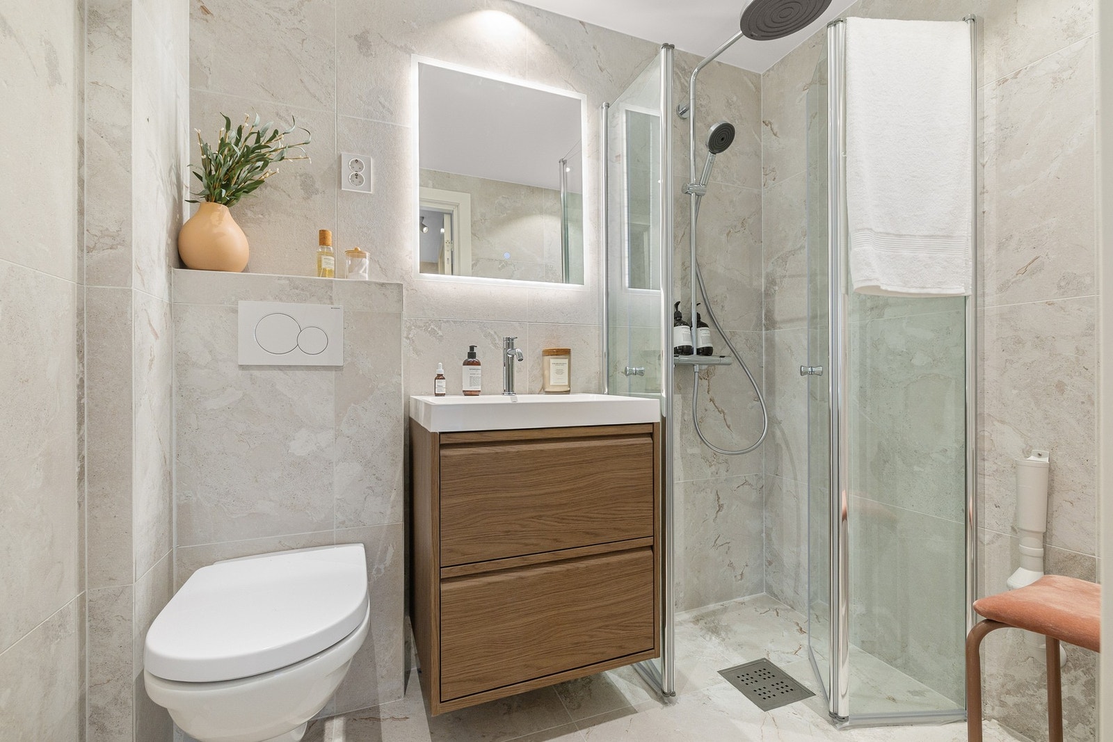 Helt nytt avløpssystem i bygget. Nytt røropplegg til leiligheten i forbindelse med oppussing i 2025. Galleribilde