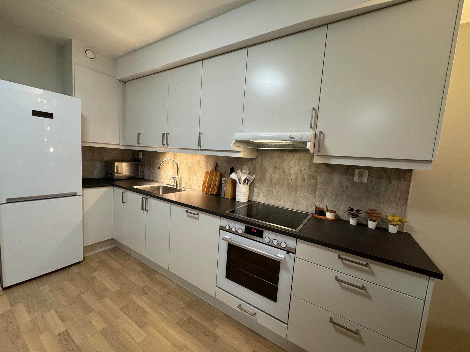 Kjøkken , frys - og kjøleskap, microovn Galleribilde