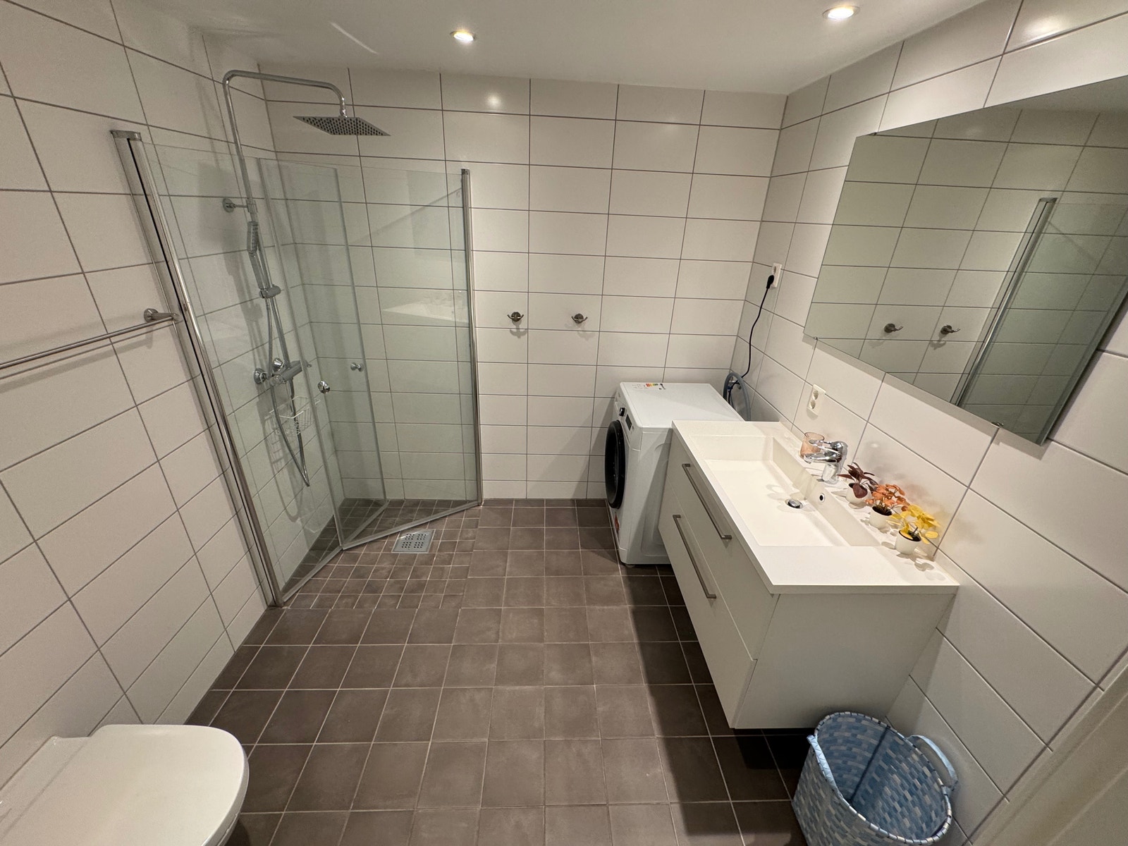 Flislagt bad , møbler , ny vaskemaskin Galleribilde