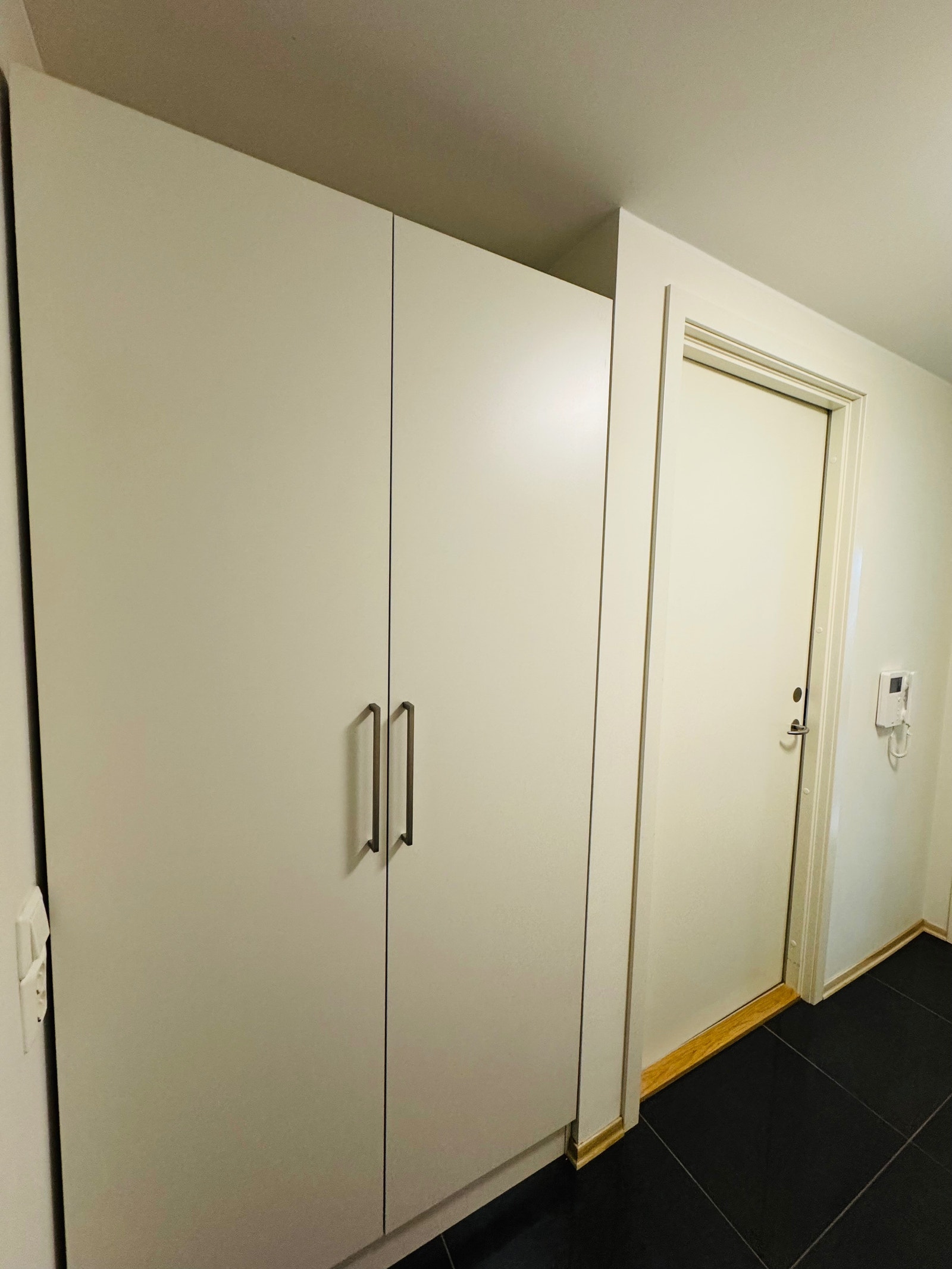 Gang med klesskap Galleribilde