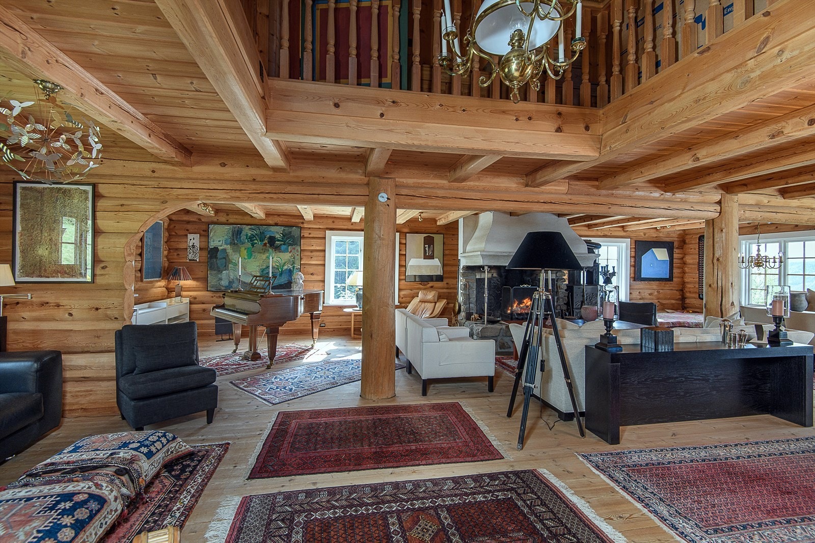 I første etasje finner du boligens hjerte: en stor og lys stue som virkelig imponerer med sine generøse vindusflater og luftige atmosfære. Galleribilde