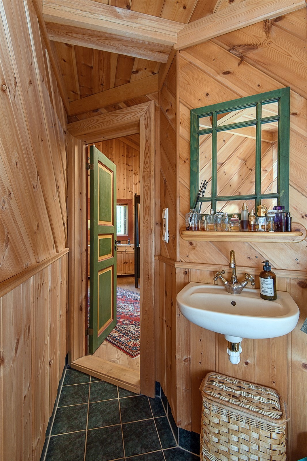 Boligen byr på tre toalettrom, praktisk fordelt mellom etasjene. Galleribilde