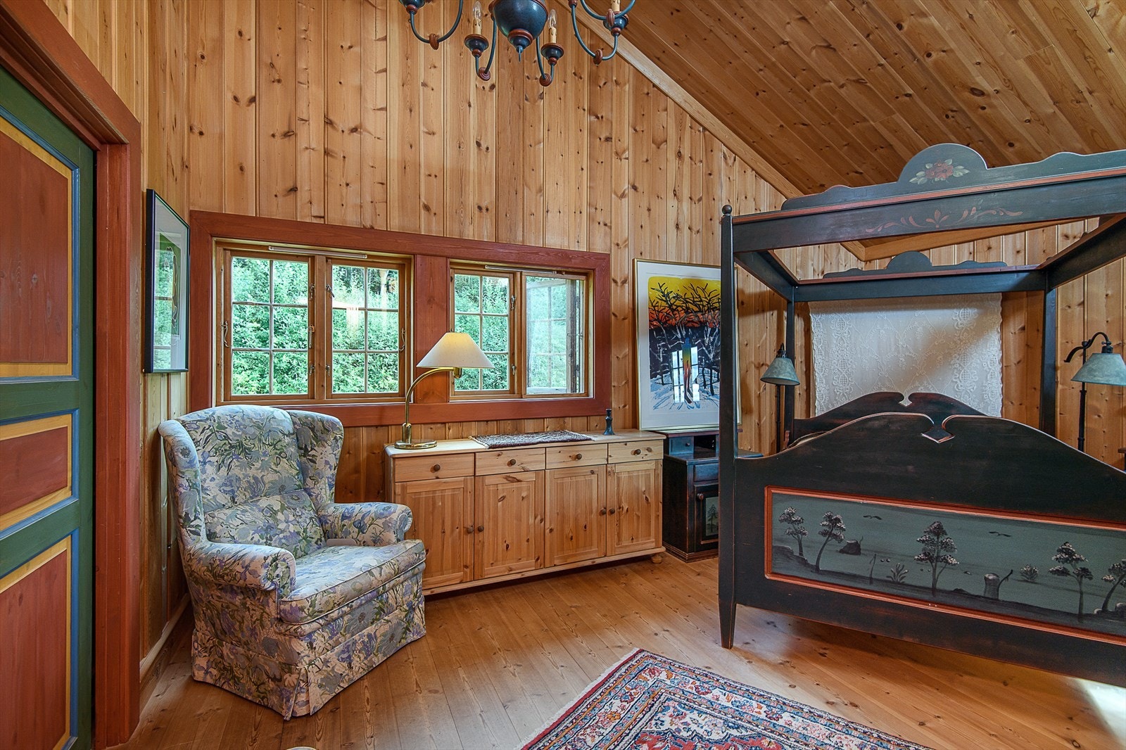 Hovedsoverommet er utformet som en privat suite med direkte tilgang til eget bad og en romslig walk-in-garderobe, som gir både komfort og luksus i hverdagen. Galleribilde