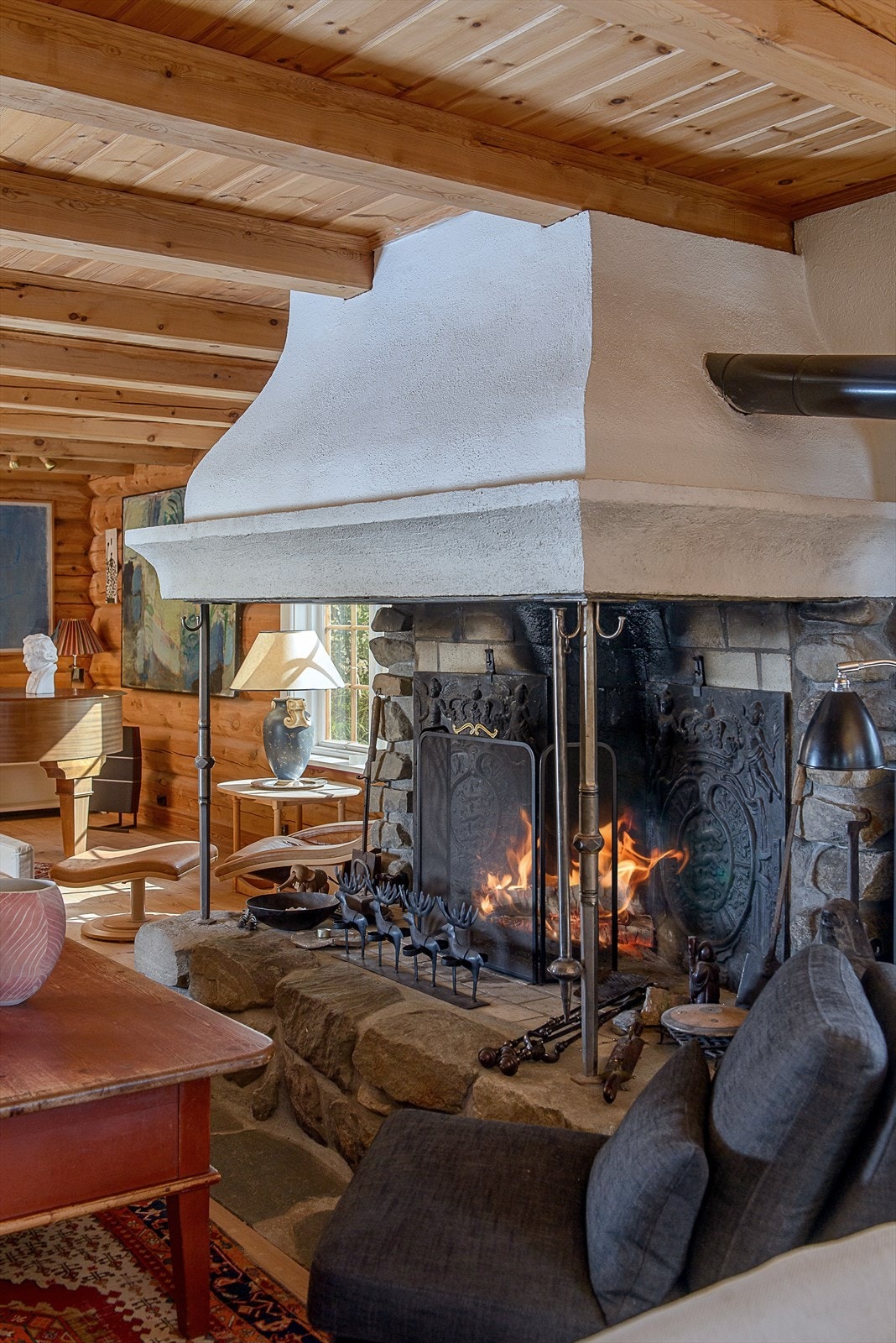 På de kjølige dagene kan du nyte knitringen fra flammene og den rolige varmen som sprer seg i rommet. Galleribilde