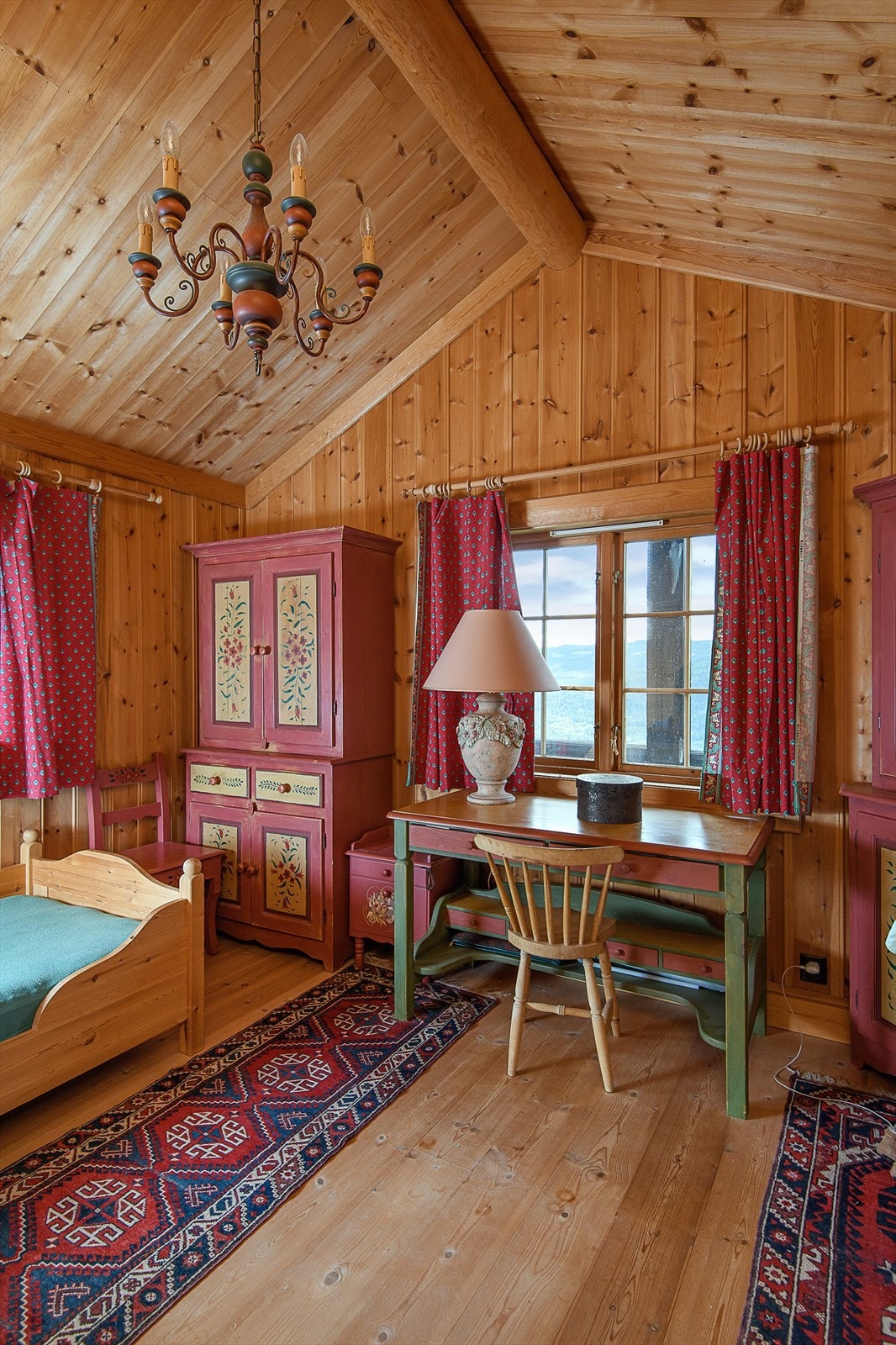 Boligen byr på fire gode soverom, alle plassert i loftetasjen, perfekt for å samle familiens private soner på ett plan. Galleribilde