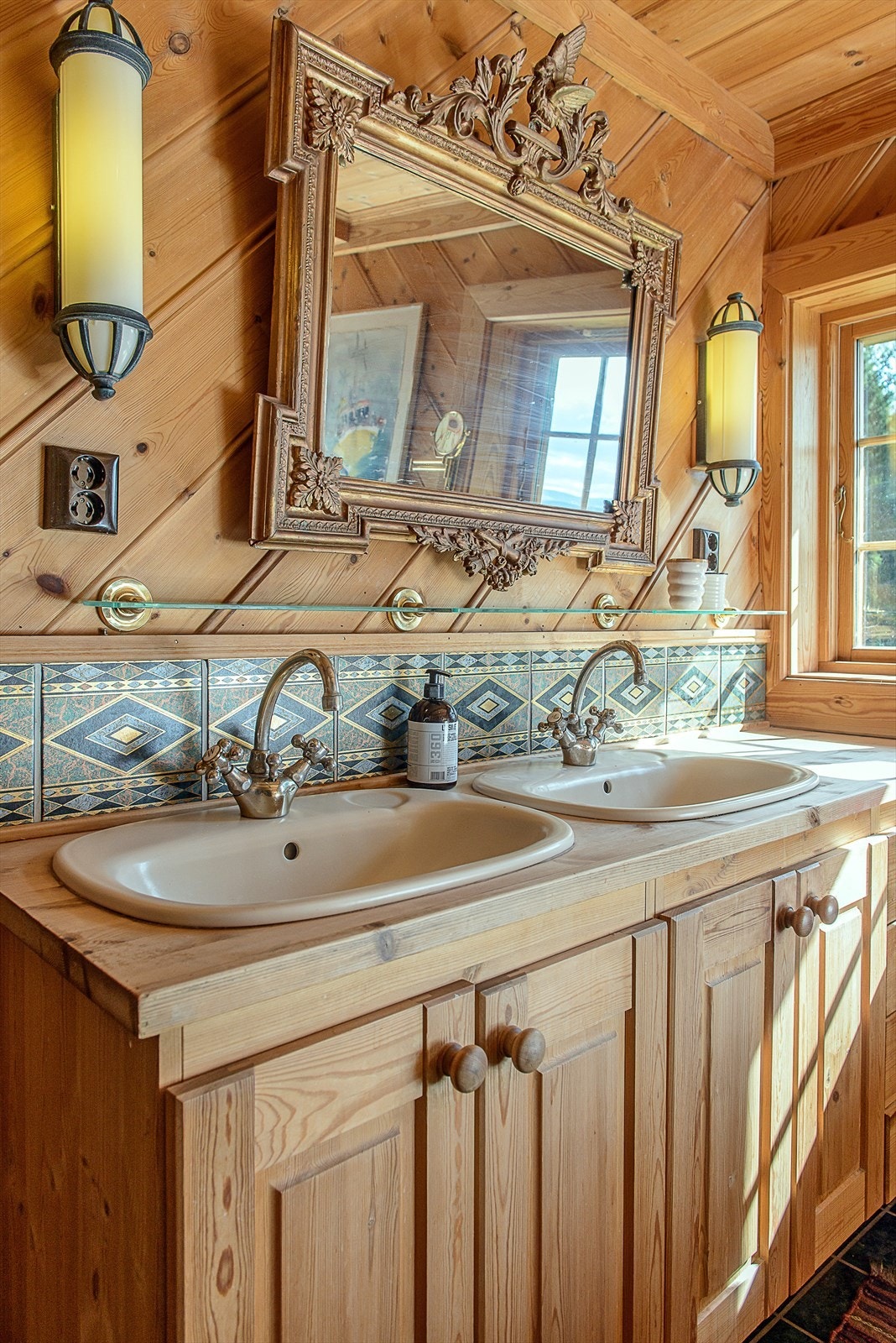 Boligen inneholder to bad, tre toalettrom og en vaskekjeller. Galleribilde