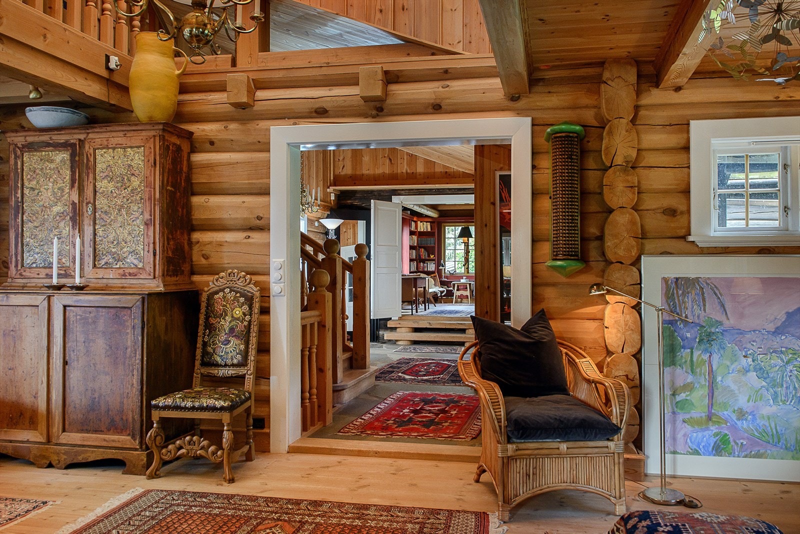 Eneboligen har en gjennomtenkt planløsning og byr på en karakteristisk, rustikk stil. Galleribilde