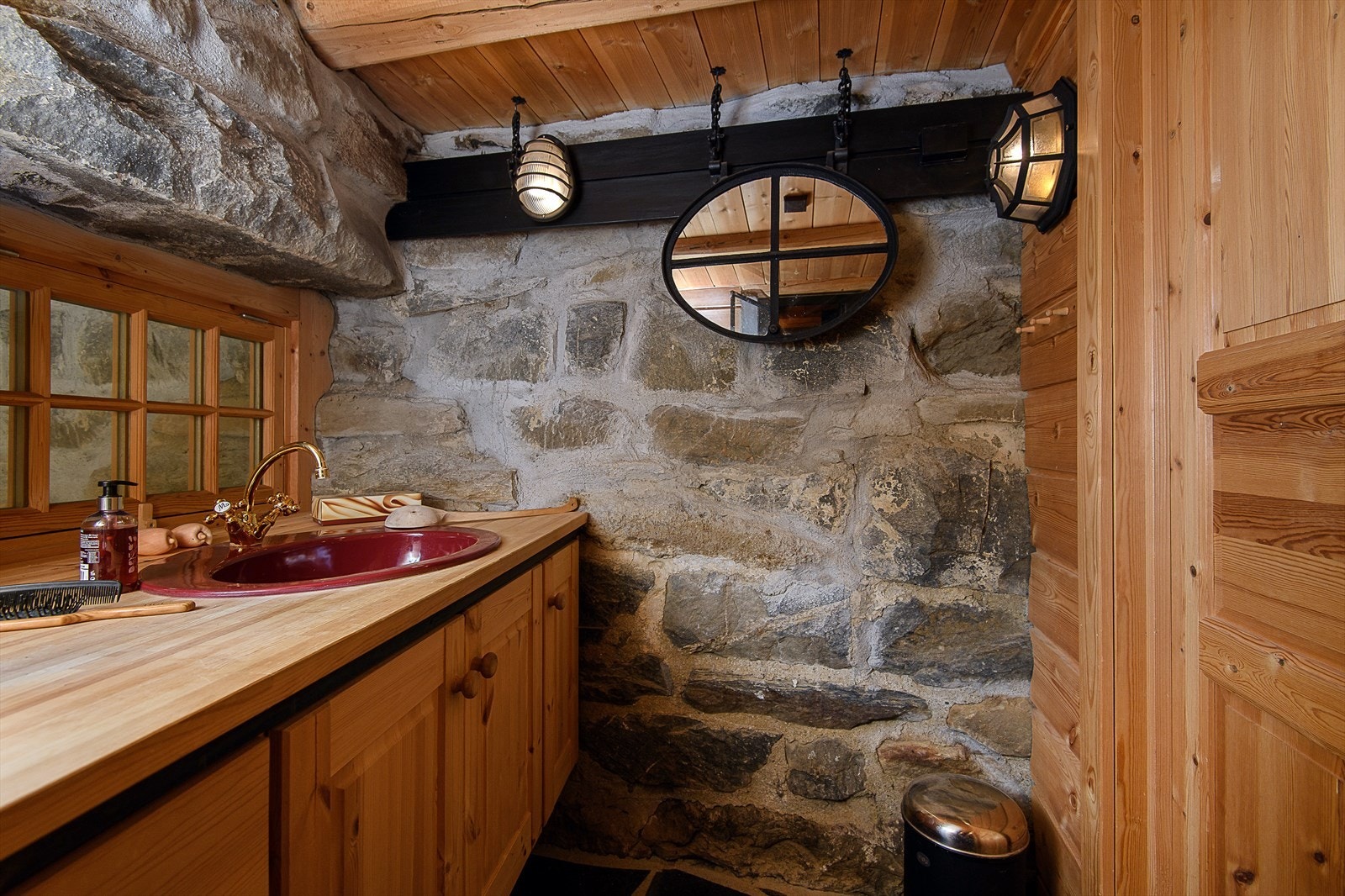 I den eldre delen av kjelleretasjen er det utformet som en gjennomført spa-avdeling med naturlige materialer og varm atmosfære. Galleribilde