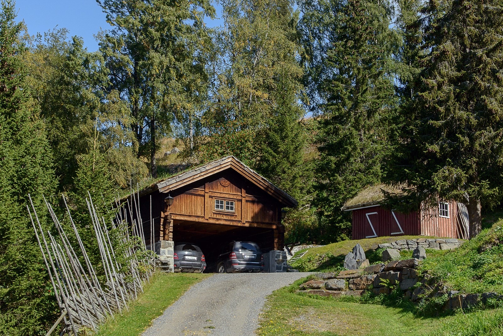 Eiendommen gir et godt førsteinntrykk med gruset adkomstvei og parkering i dobbel garasje. Galleribilde
