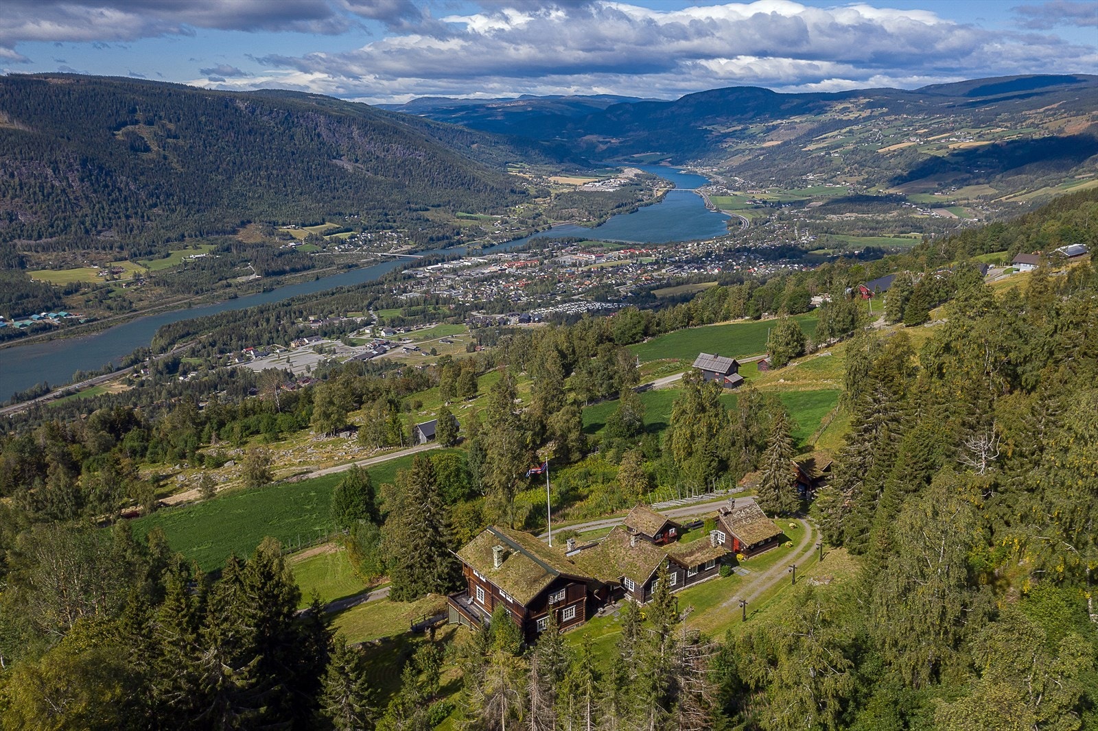 Her bor du i naturskjønne omgivelser, med kort vei til butikker, skoler, langrennsløyper og alpint i Hafjell. Galleribilde