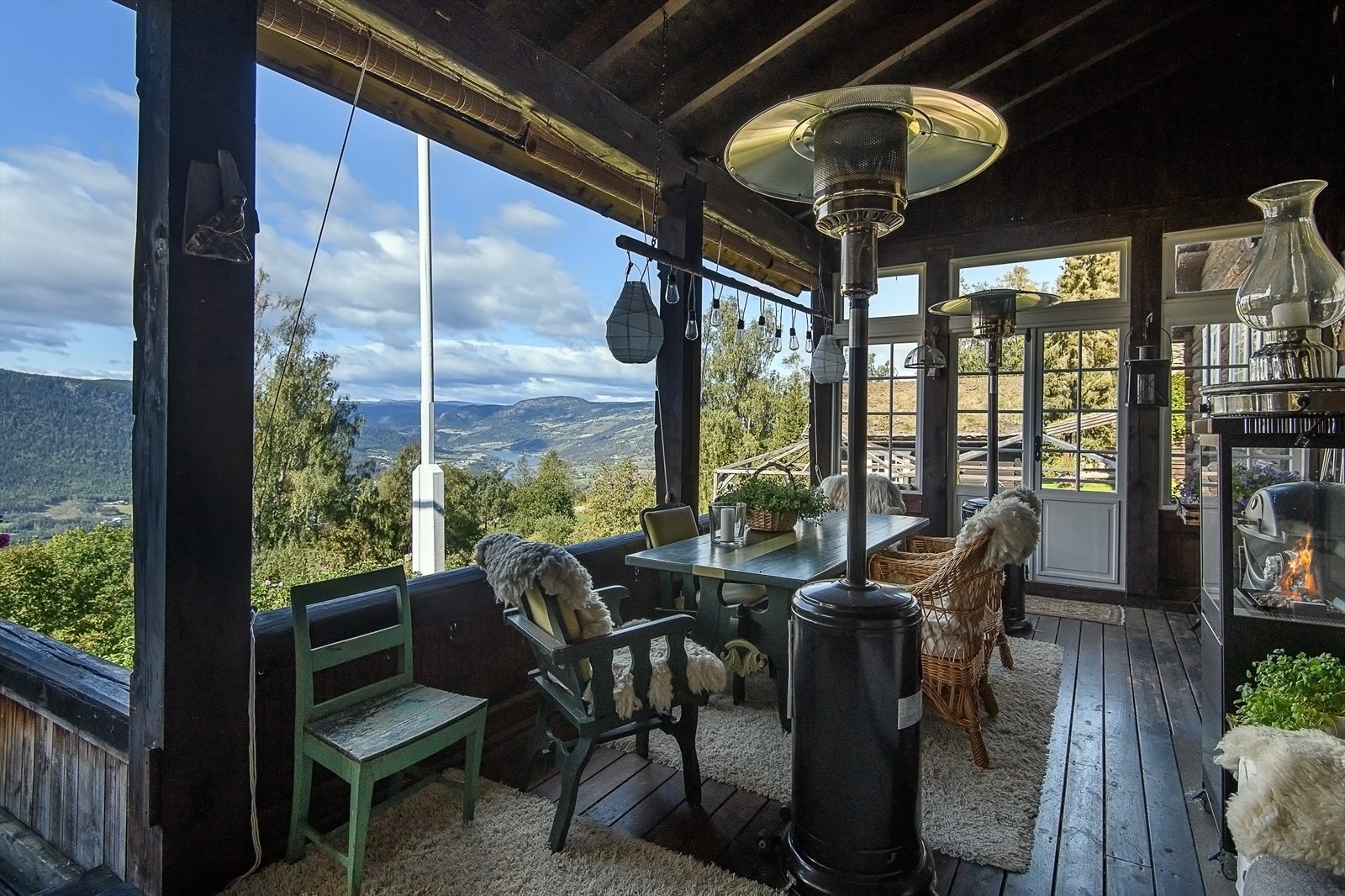 Hyggelig, overbygd terrasse med utsikt over dalen. Galleribilde