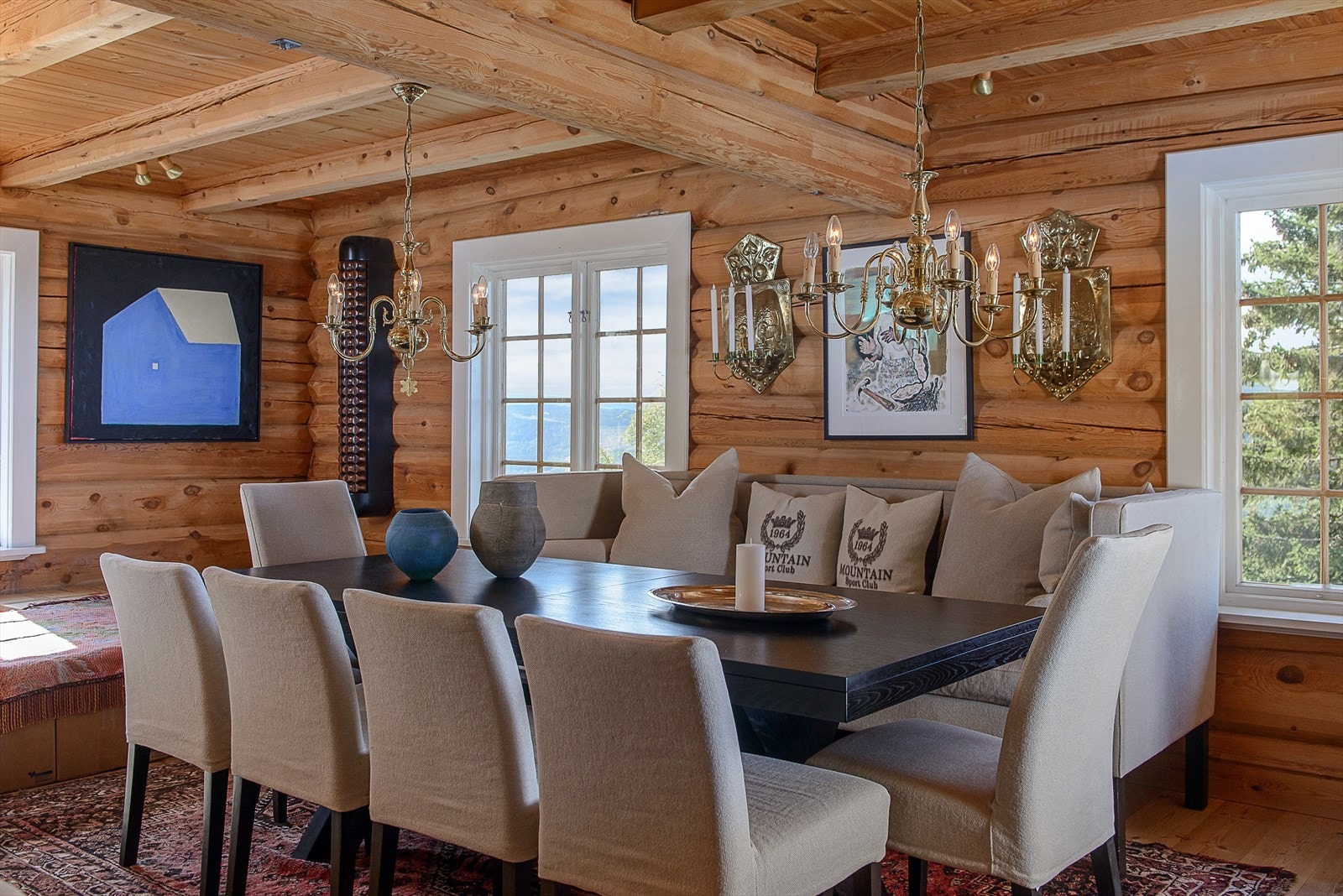 Spisestuen har god plass til en stor spisegruppe, perfekt for både hverdagsmåltider og sosiale sammenkomster. Galleribilde