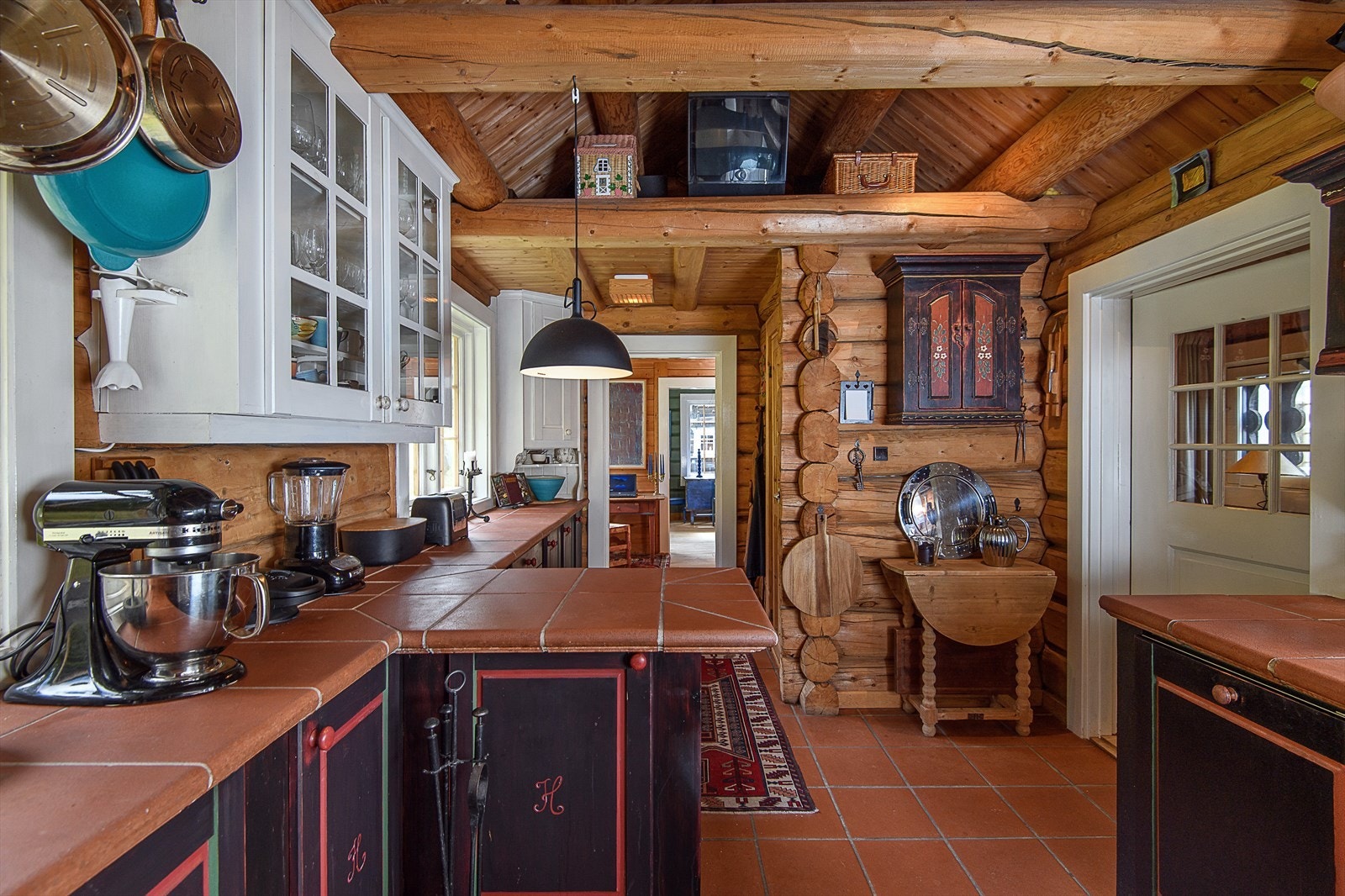 Den flislagte benkeplaten i terrakottafarge matcher gulvflisene og bidrar til både holdbarhet og en klassisk stil. Galleribilde