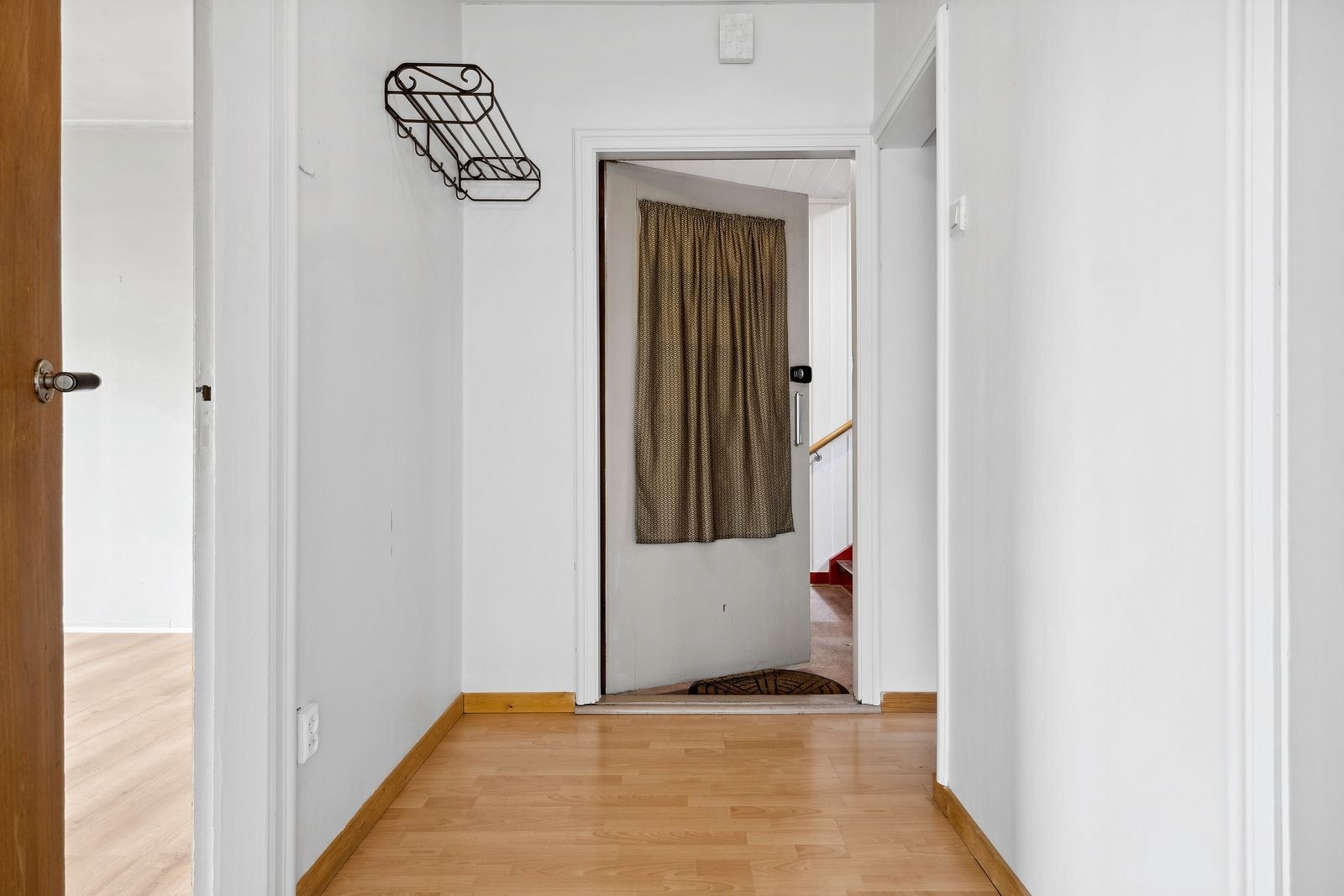 Entre med lyse vegger. God plass til oppbevaring av sko og uteklær Galleribilde