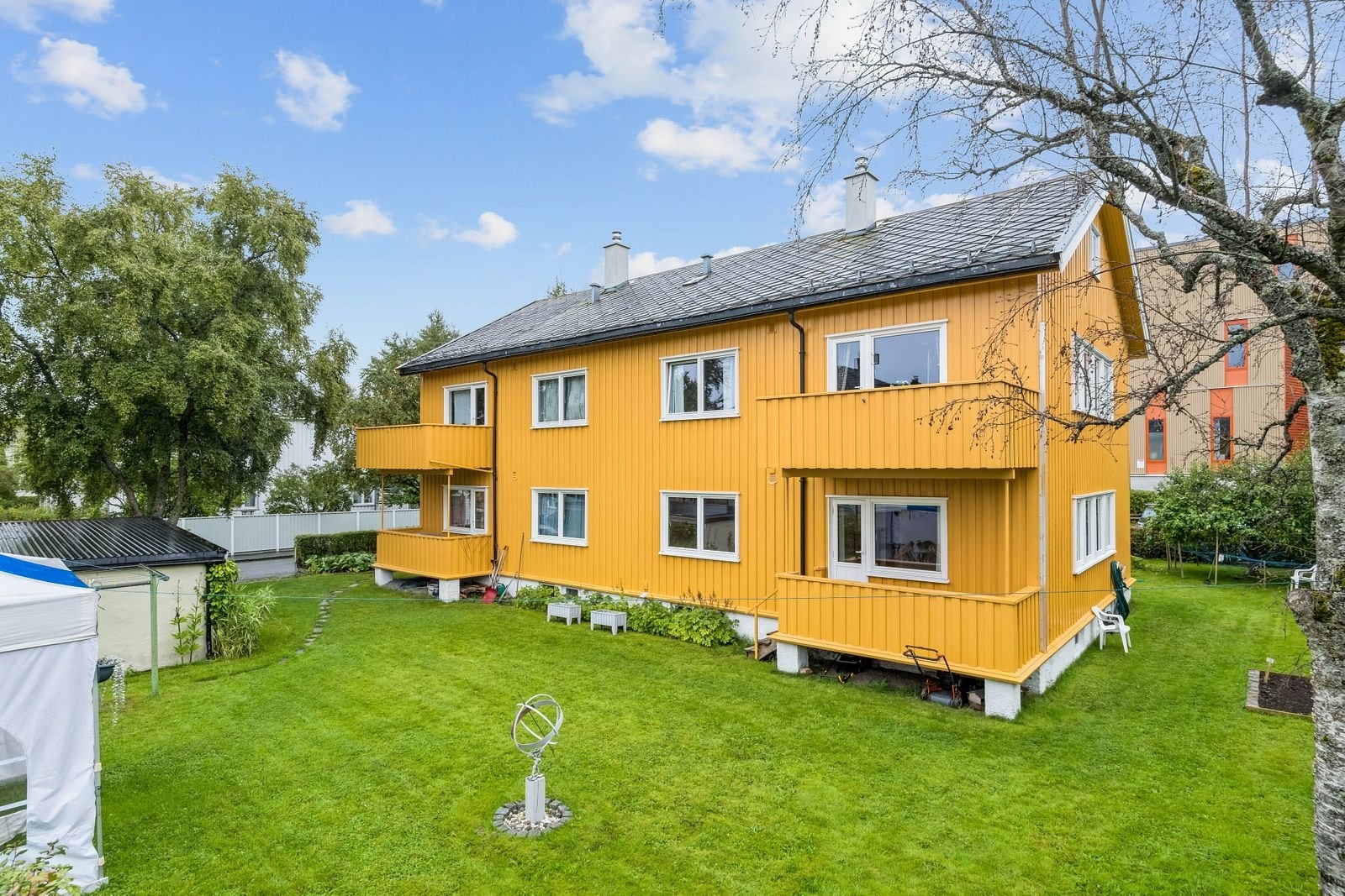 Fasade. Leiligheten ligger nederst til høyre i bildet. Galleribilde