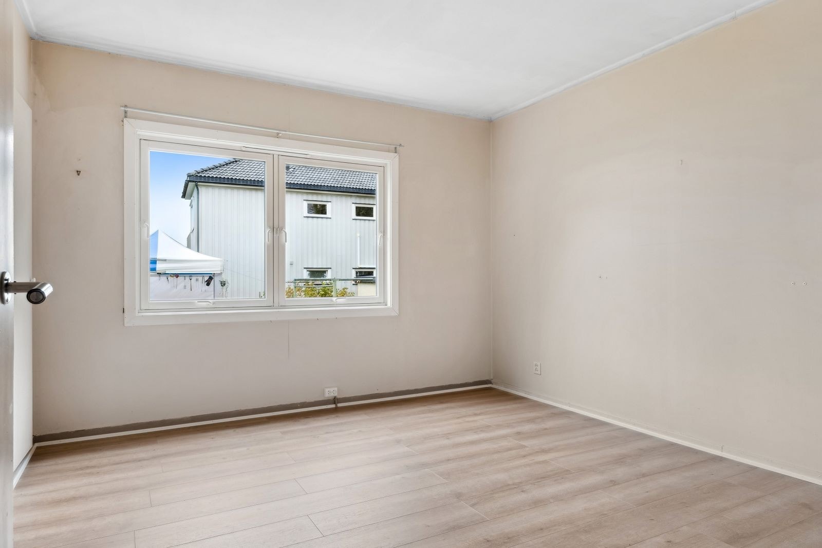 Soverom med god plass til seng, skap og skrivepult Galleribilde