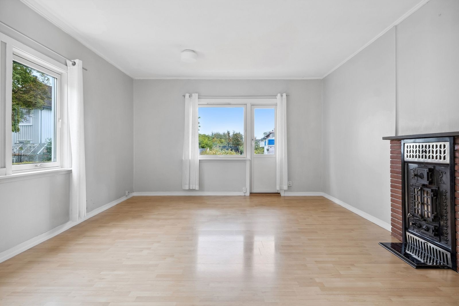 Stuen har peis, og utgang til egen balkong vendt mot felles hage Galleribilde