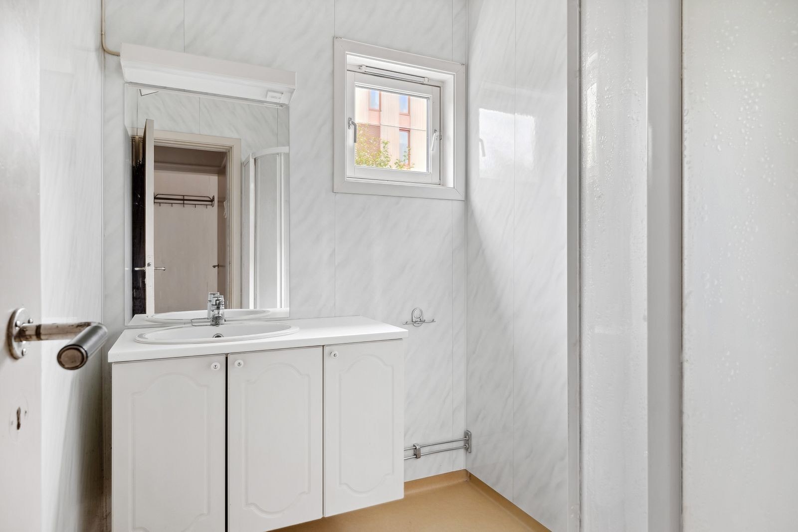 Bad med dusjkabinett, toalett og servant med underskap Galleribilde