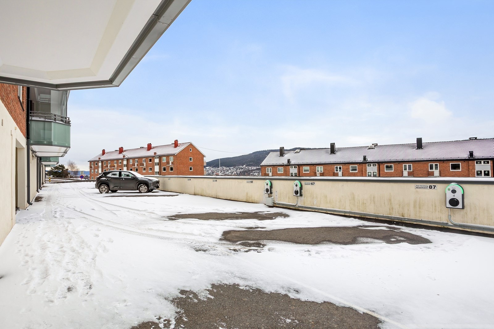 Felles parkeringsplasser på borettslagets tomt Galleribilde