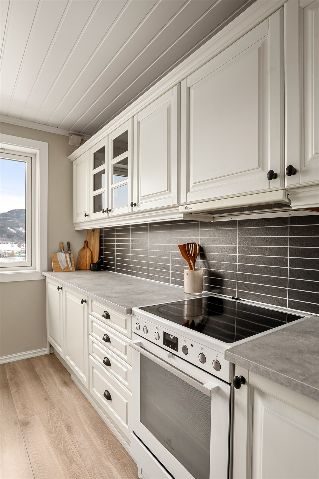 Det er godt med oppbevaringsplass i skuffer og skap, samt godt med arbeidsplass på benkeplate Galleribilde