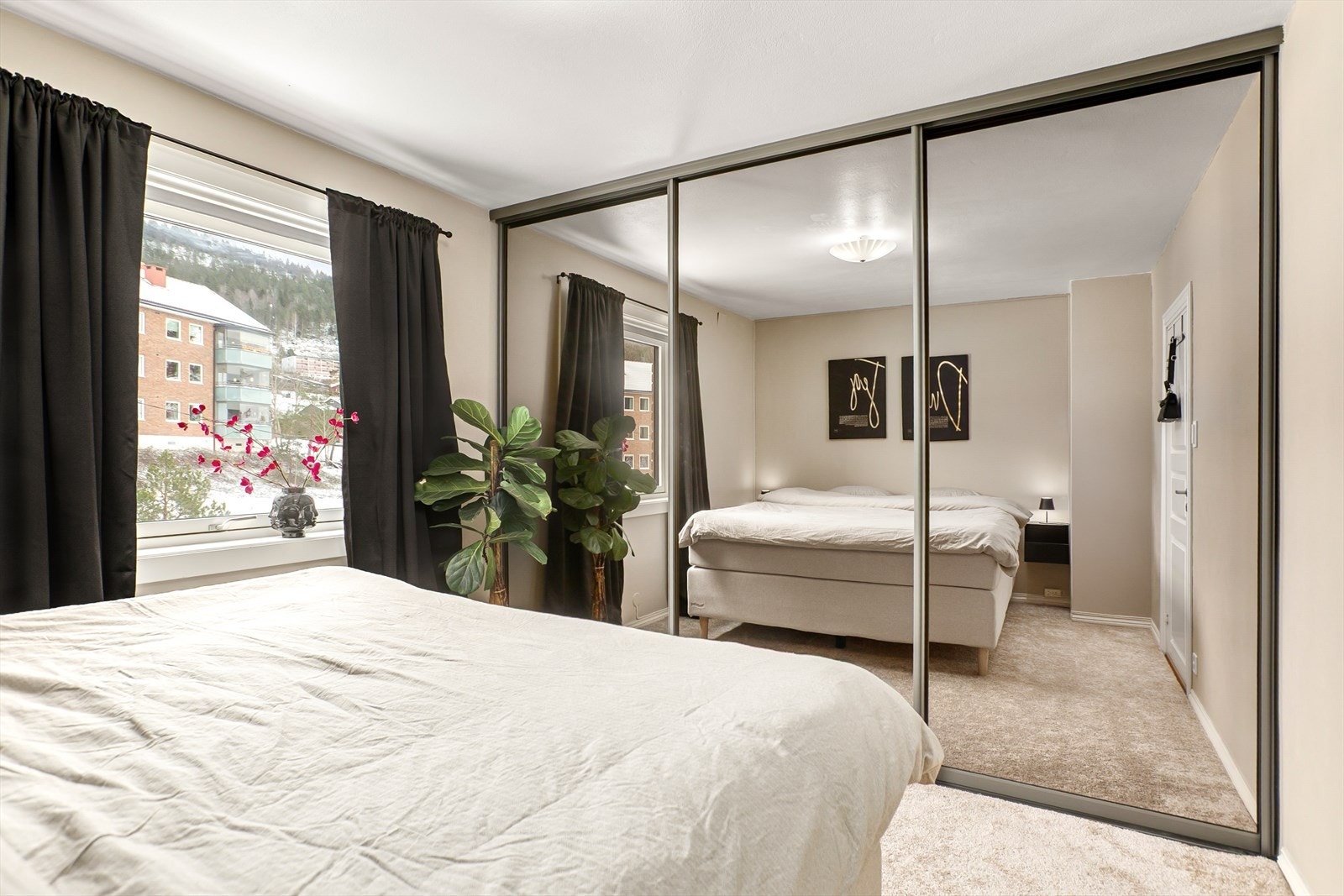 Stor og praktisk skyvedørsgarderobe med god plass til garderoben Galleribilde