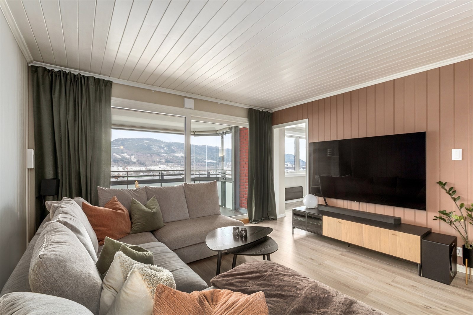 Stuen gir enkelt plass for sofagruppe med tilhørende tv-møblement Galleribilde