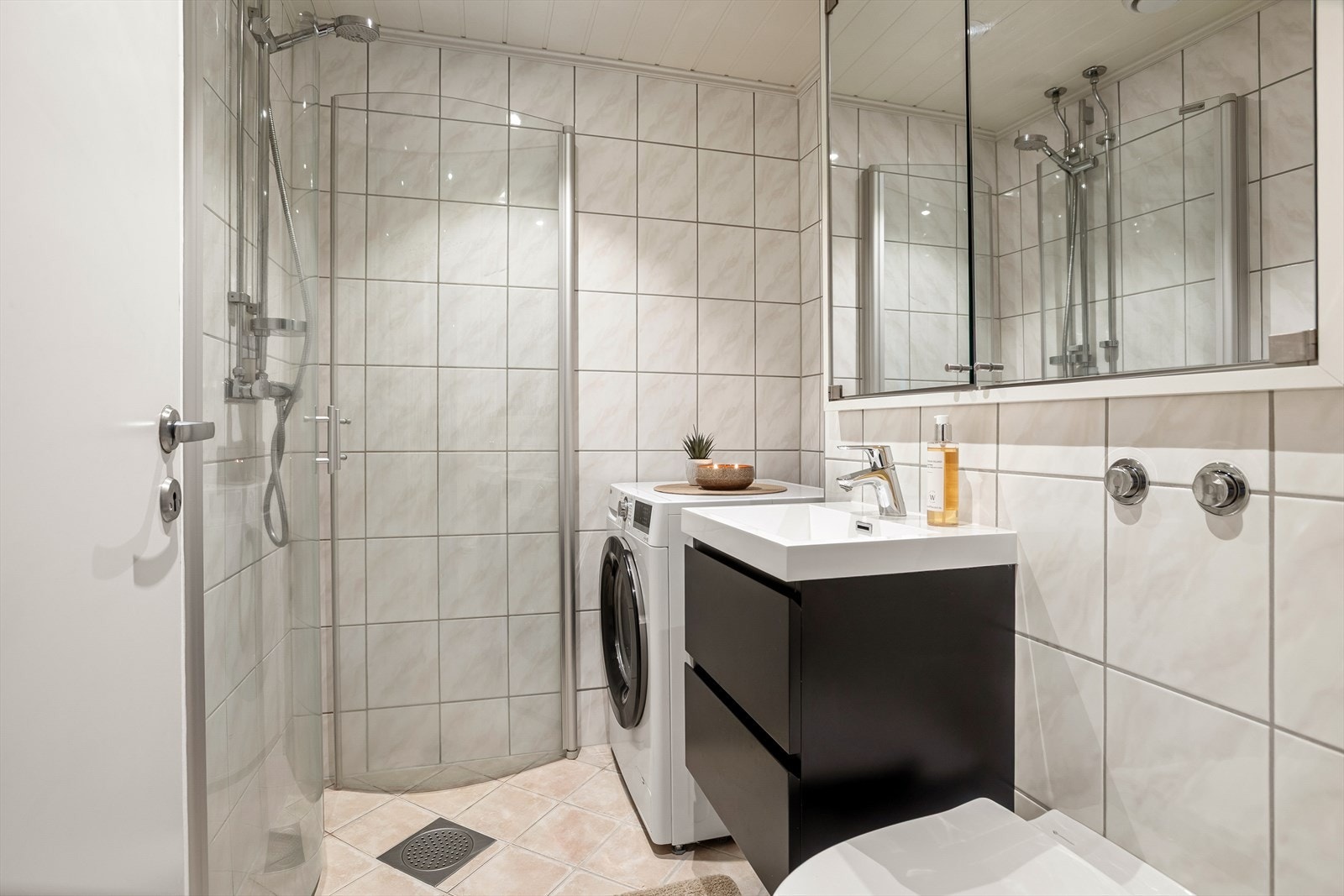 Pent flislagt bad fra 2010 med varmekabler i gulv Galleribilde