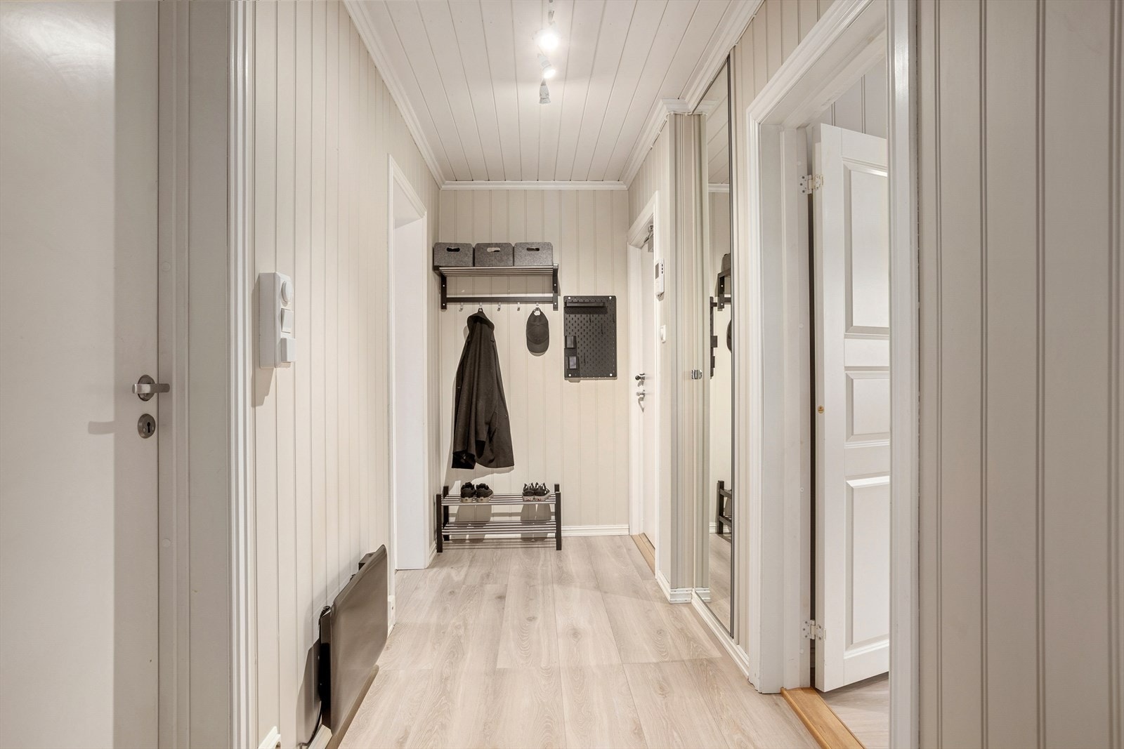 Entré med plass for yttertøy i skap Galleribilde