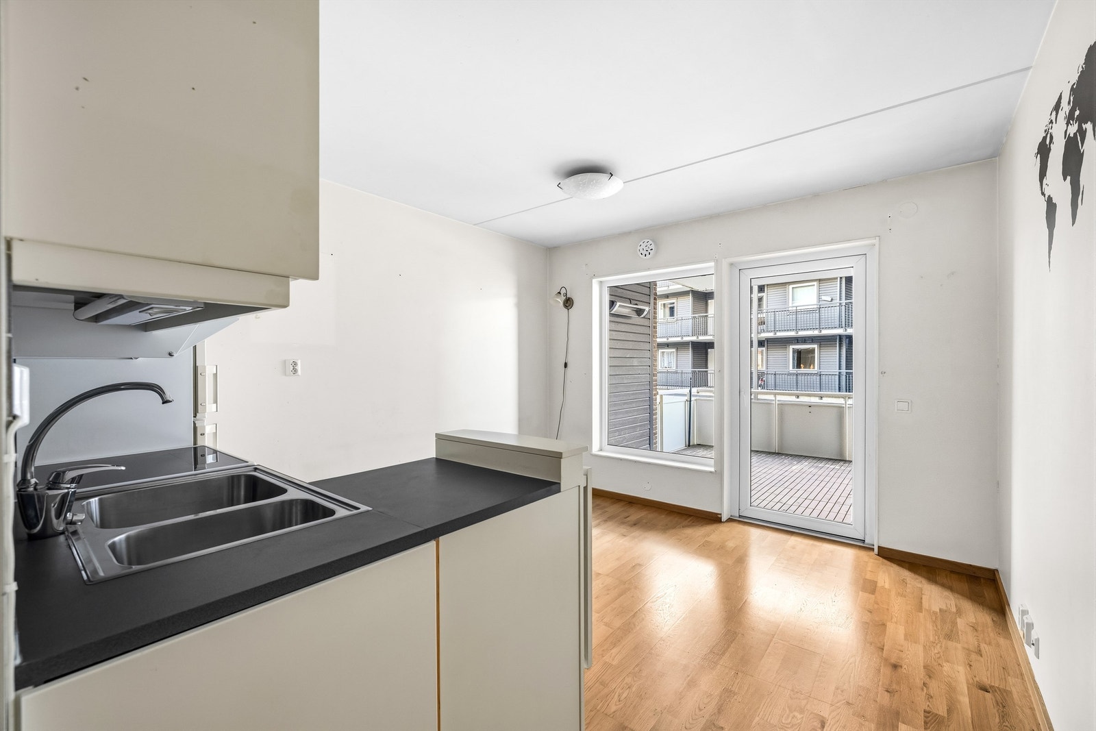 Kjøkkenet har en funksjonell innredning med laminert benkeplate og nedfelt oppvaskkum. Galleribilde