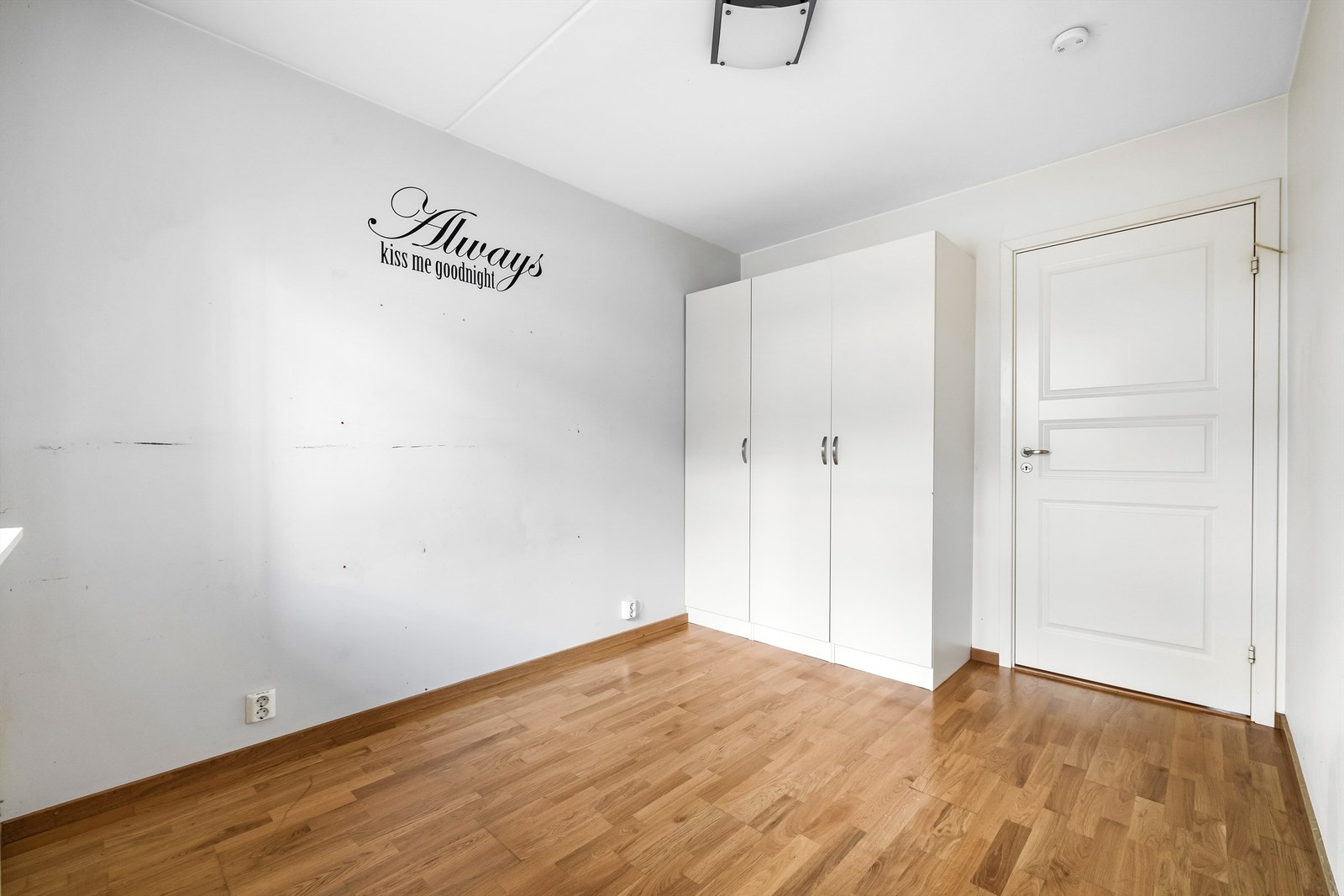 Romslig soverom og godt med garderobeskap Galleribilde