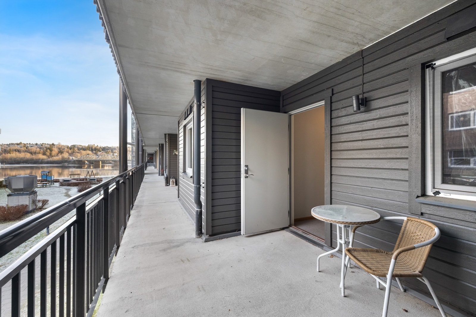 Leiligheten ligger på Fetsund Brygge med umiddelbar nærhet til Glommas elvebredd, sentrum og togstasjon Galleribilde