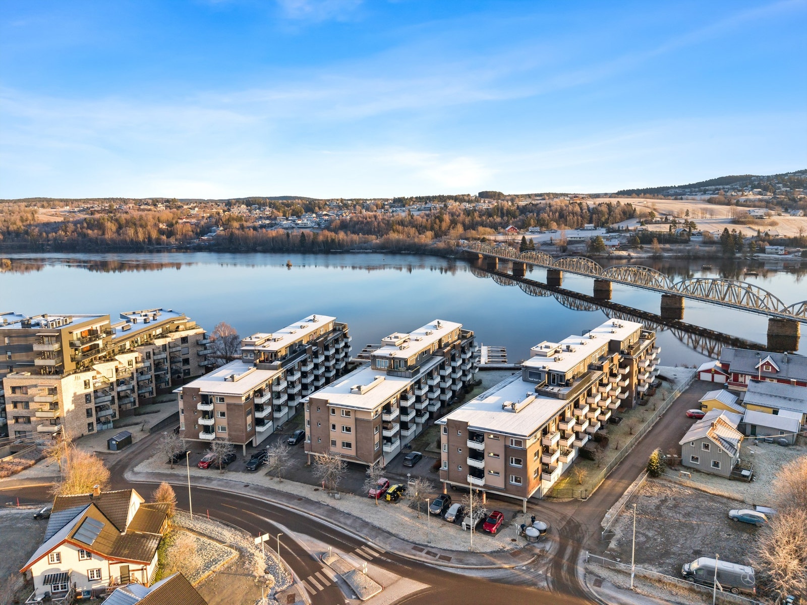 Beliggenheten kombinerer nærhet til natur med et sentralt og variert servicetilbud. Galleribilde