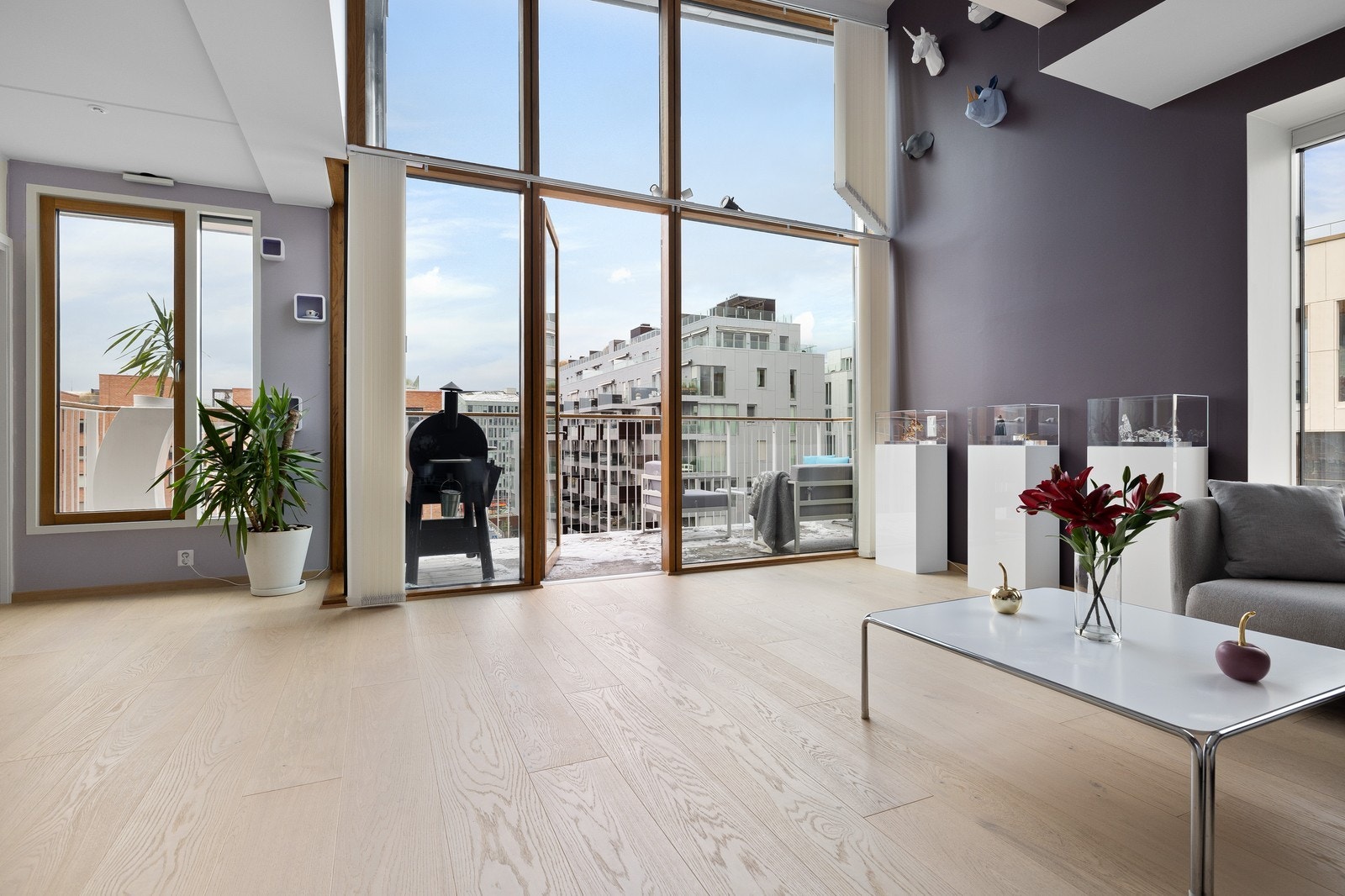 Stue mot balkong Galleribilde