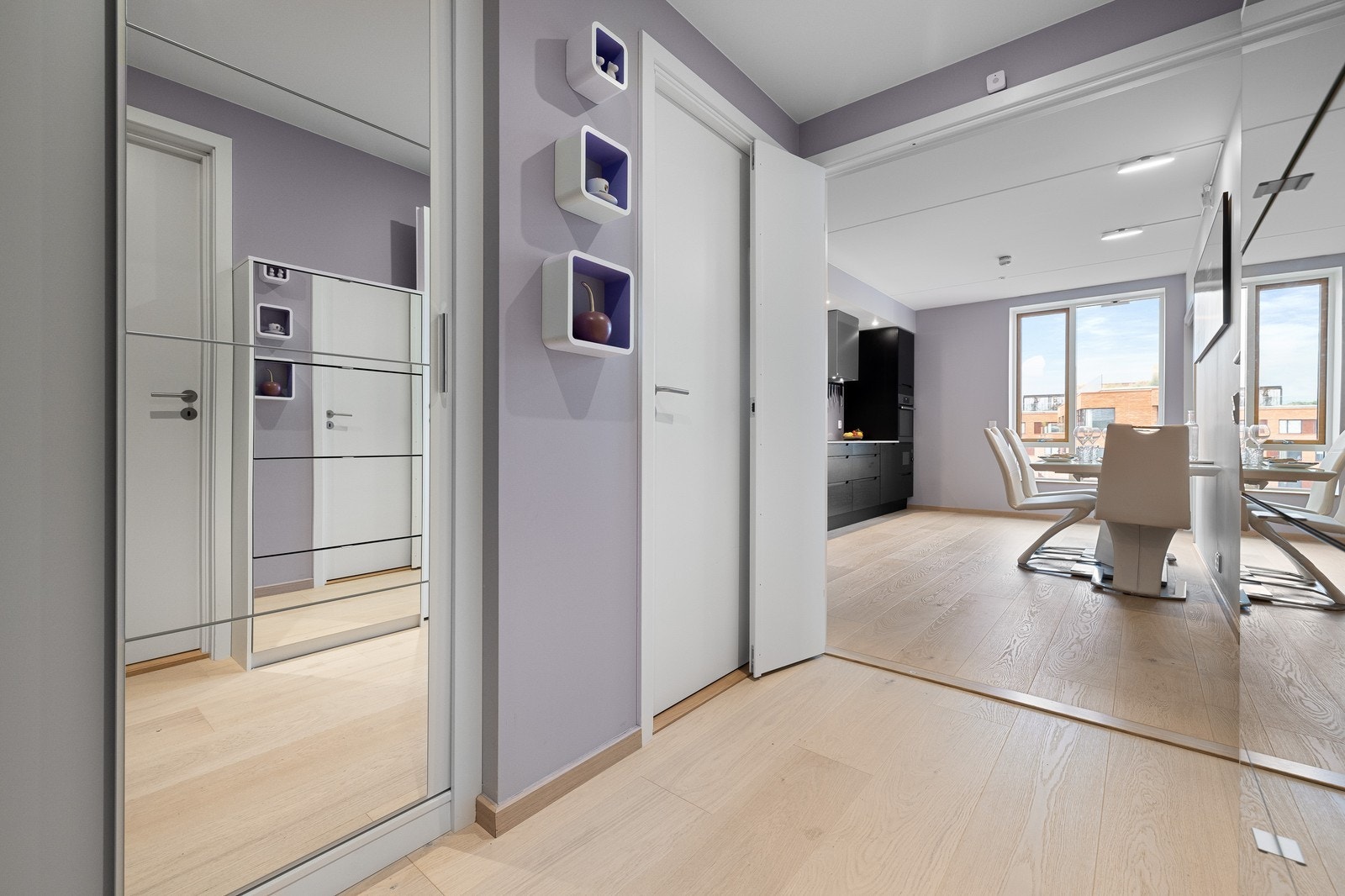 Inngangsparti med bod til venstre og mye skapplass Galleribilde