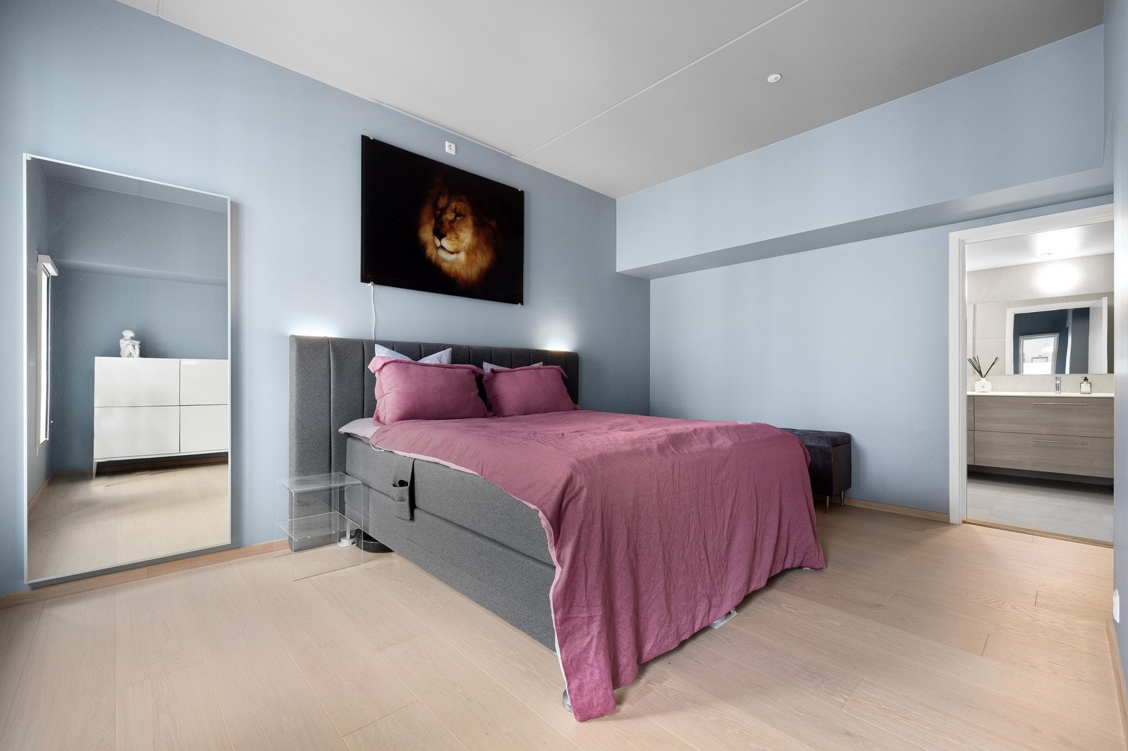 Stort soverom med privat bad og rikelig med plass Galleribilde