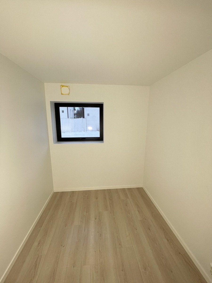 Romslig soverom med plass til dobbeltseng Galleribilde