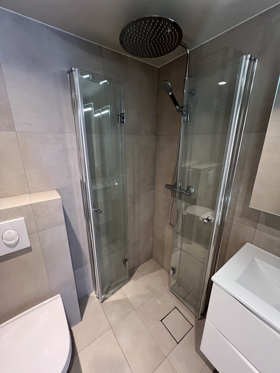 Rainshower og leddede dusjdører Galleribilde