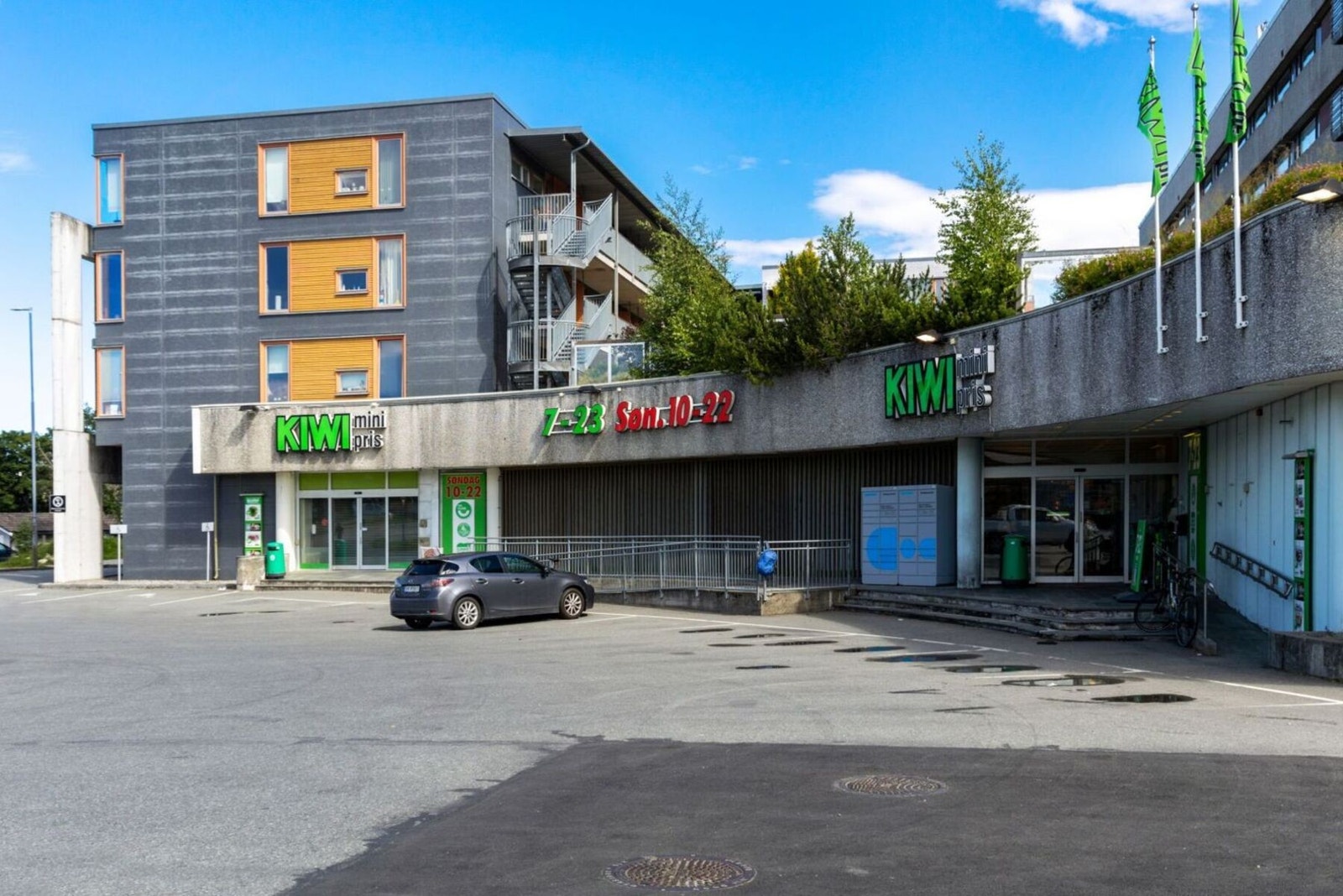 KIWI (søndagsåpen) og Trenher ligger innen kort avstand fra boligen, ca. 800m. 3T ligger også i umiddelbar nærhet. Galleribilde