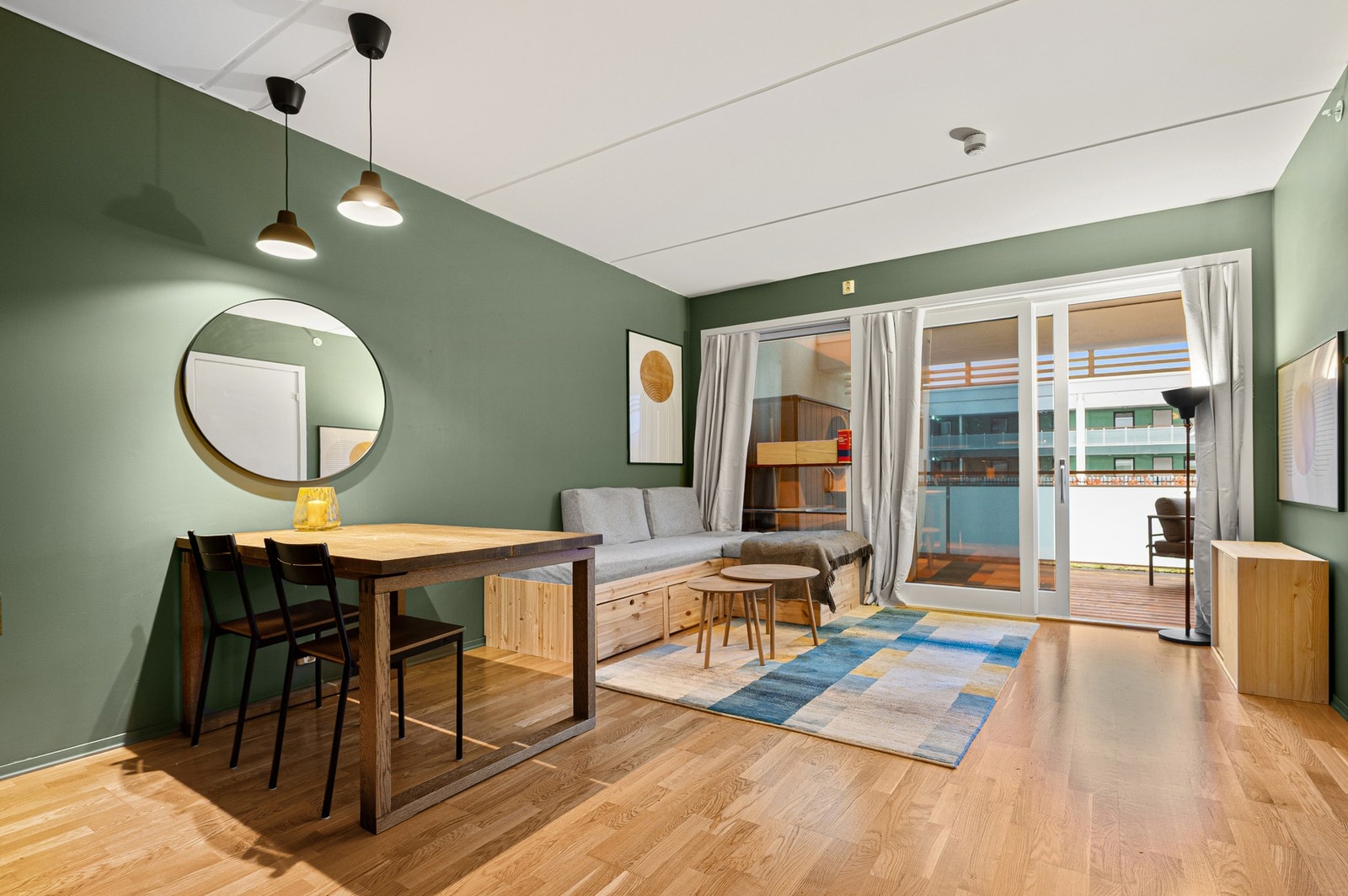 Lys og romslig stue/kjøkkenløsning på 19,3 m². Galleribilde