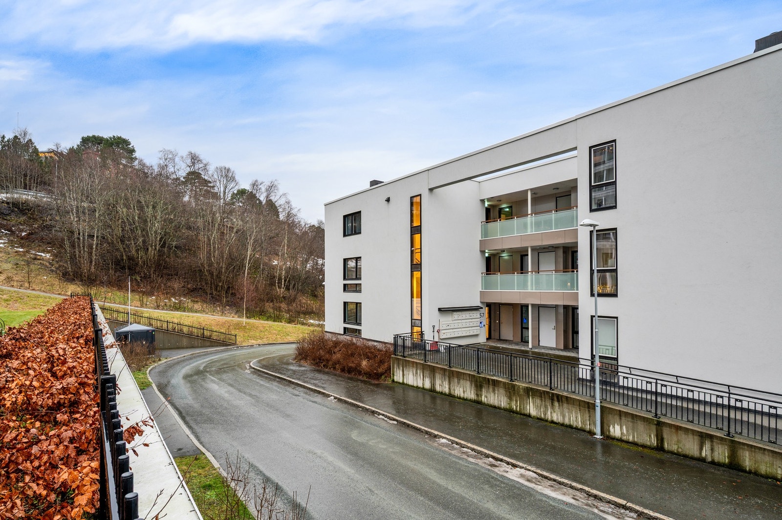 Leiligheten ligger i 1.etg fra inngangsplan med heis og felles innvendig sykkelparkering. Galleribilde