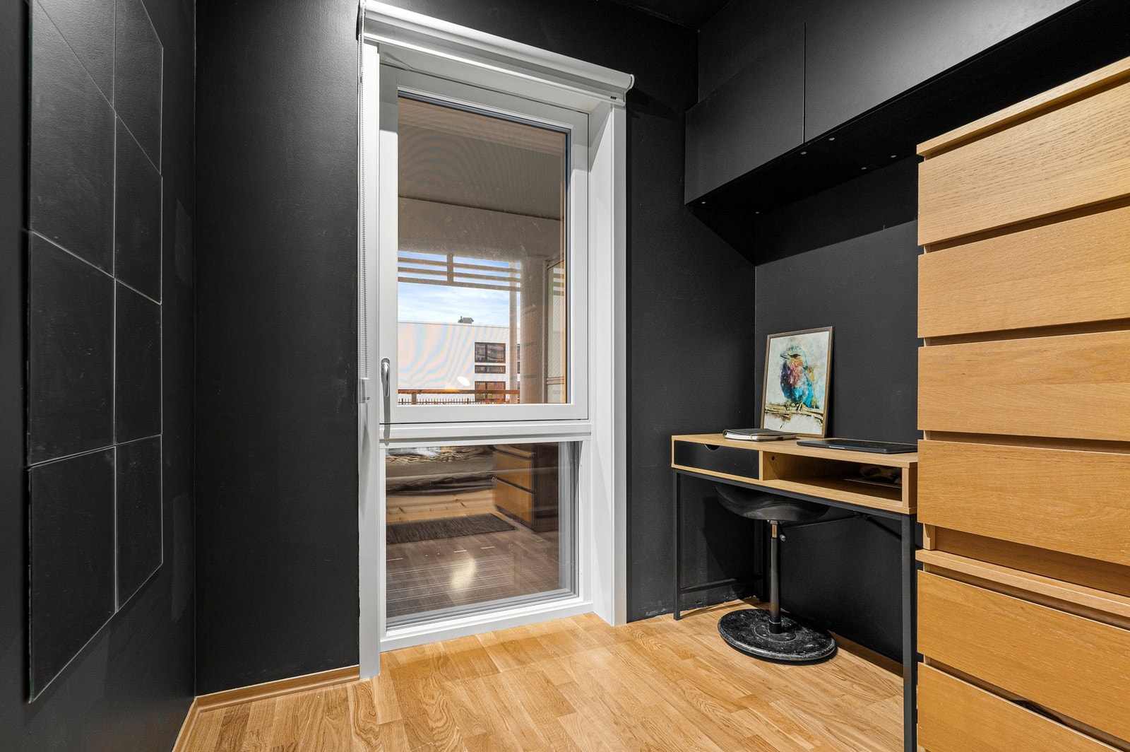 Vinduet vender ut mot balkongen som forhindrer innsyn. Galleribilde