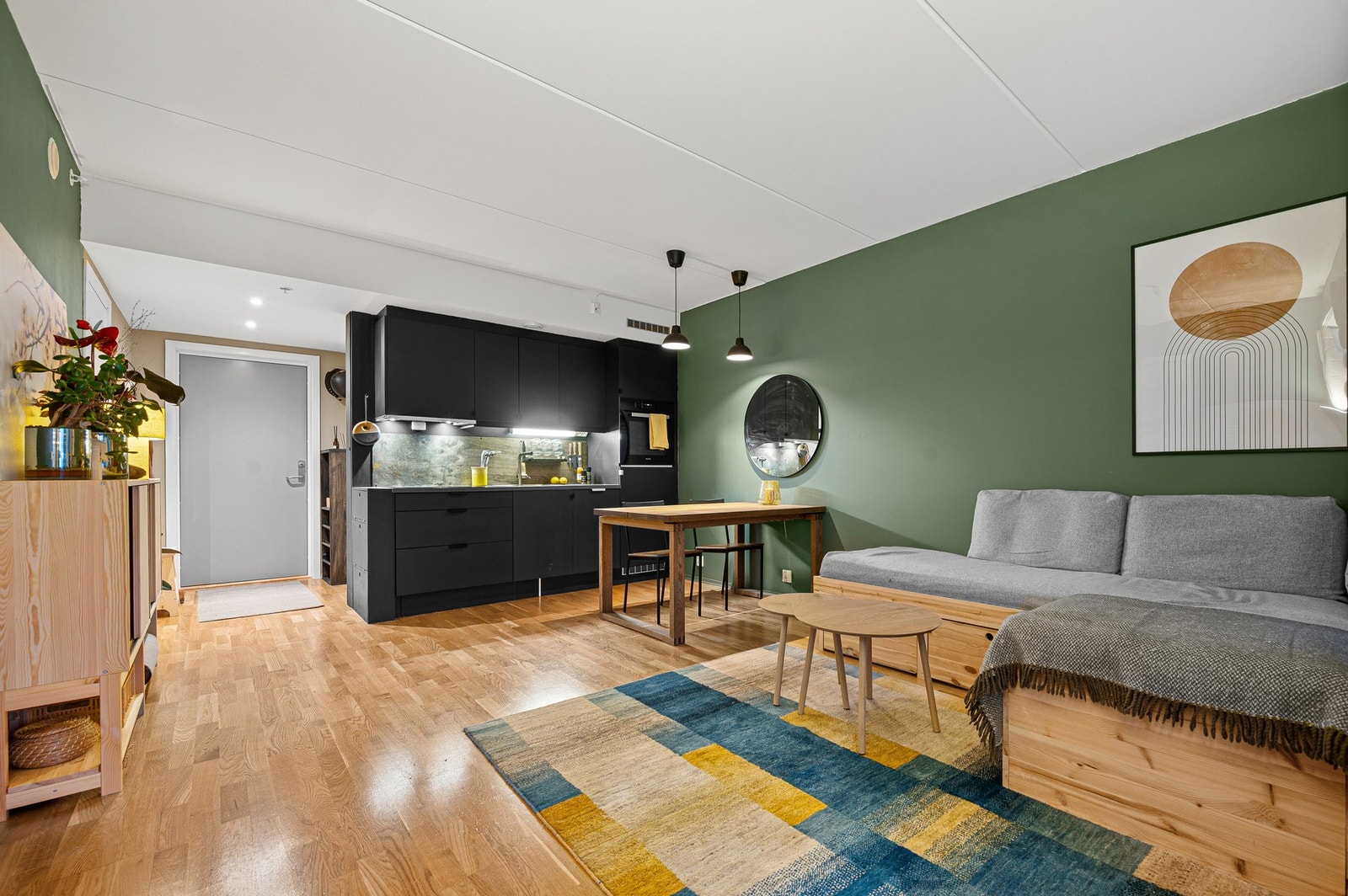 Stuens gode størrelse gjør den enkel å møblere både med sofakrok og spisebord. Galleribilde