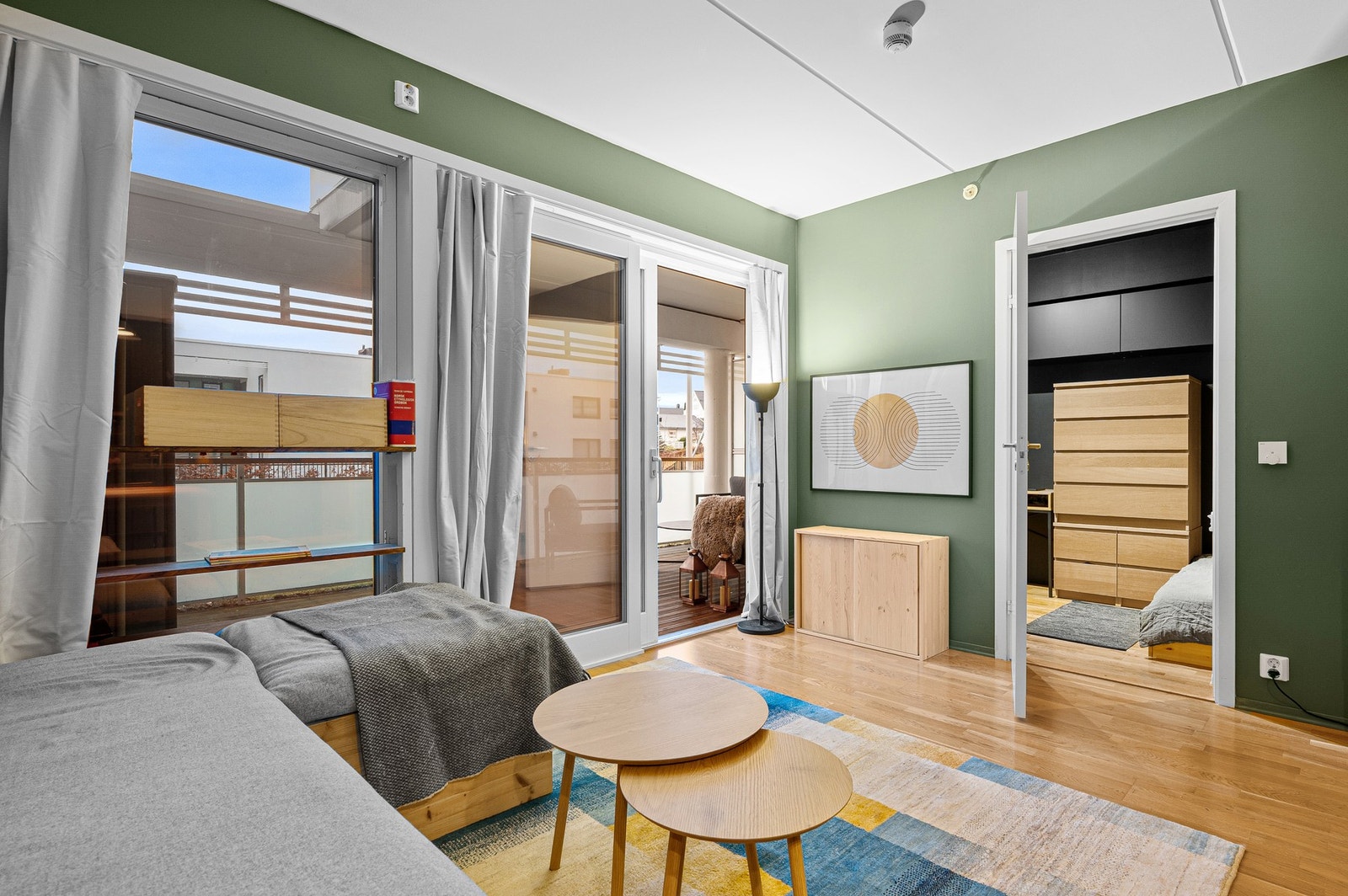 Store vindusflater som gir rikelig med naturlig lys og luft. Galleribilde