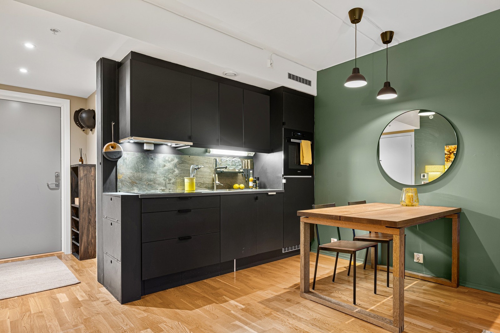 Flott kjøkken med integrerte hvitevarer bestående av kjøleskap, stekeovn, platetopp og oppvaskmaskin. Galleribilde