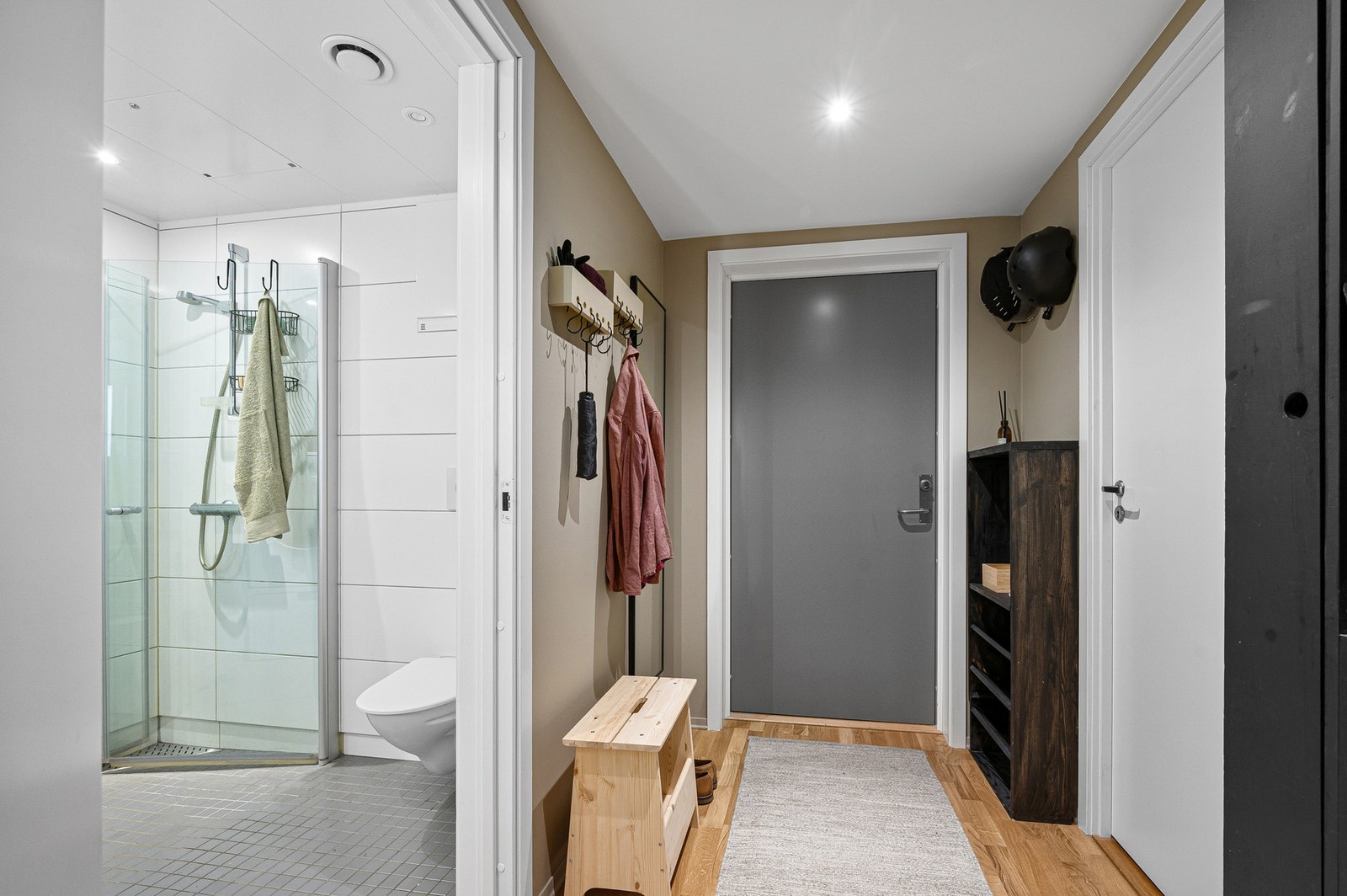 I tillegg til innvendig bod, medfølger det ekstern bod i samme etasje, samt parkeringsplass i garasjekjeller. Galleribilde