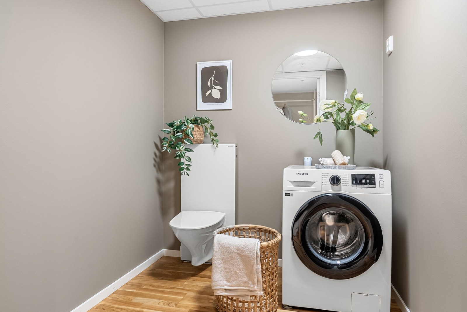 Fra entré er tilhørende bod oppgradert med vegghengt toalett, samt opplegg for vaskemaskin og tørketrommel. Galleribilde