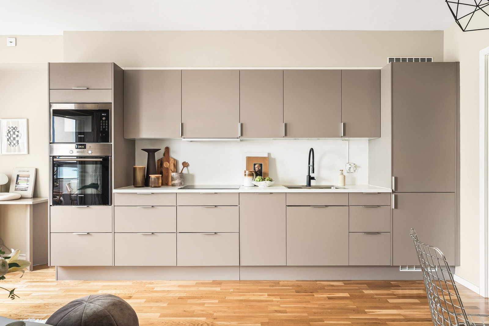 Hvitevarer er også oppgradert, med stekeovn, micro, integrert oppvaskmaskin og kombinert kjøl- og fryseskap. Galleribilde