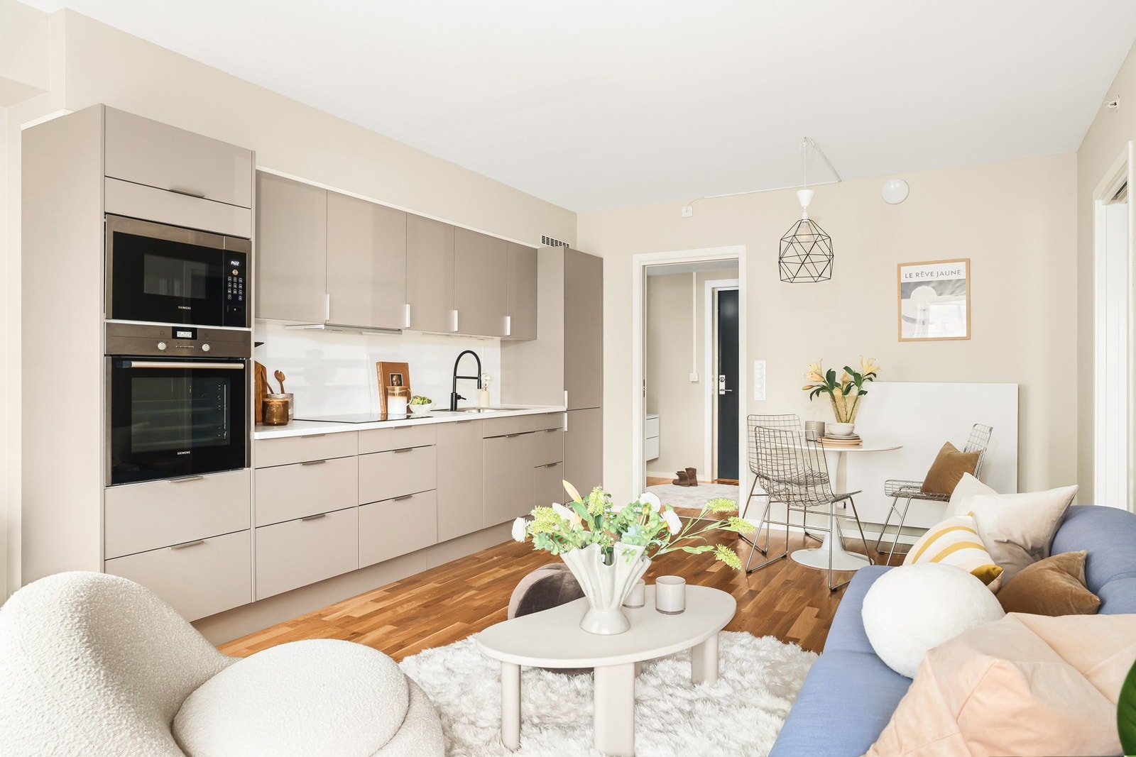 Stuen og kjøkkenet ligger i en sosial åpen løsning. Galleribilde