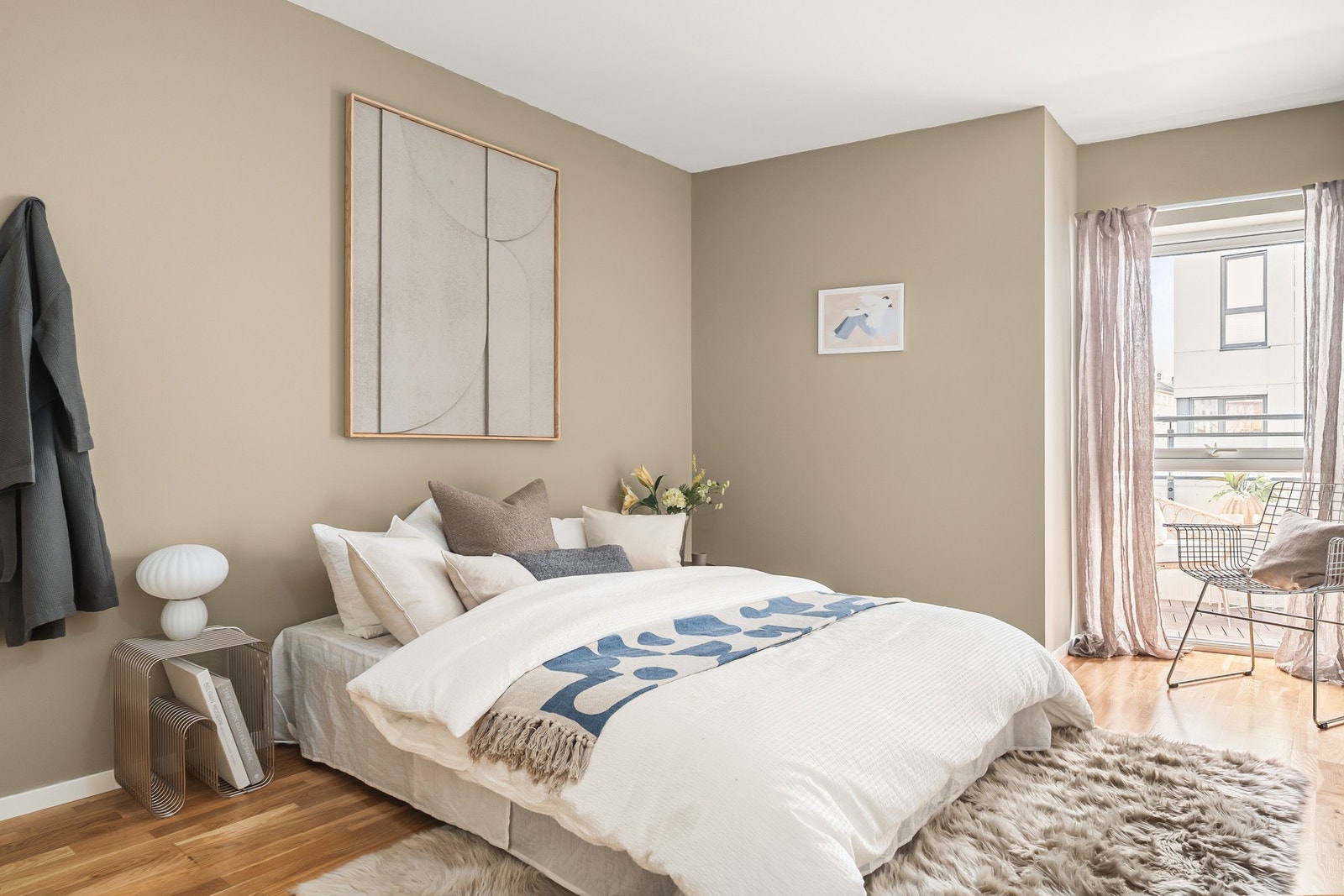 Soverommet er på hele 13 kvm og har god plass til dobbeltseng, nattbord og oppbevaringsmuligheter. Galleribilde